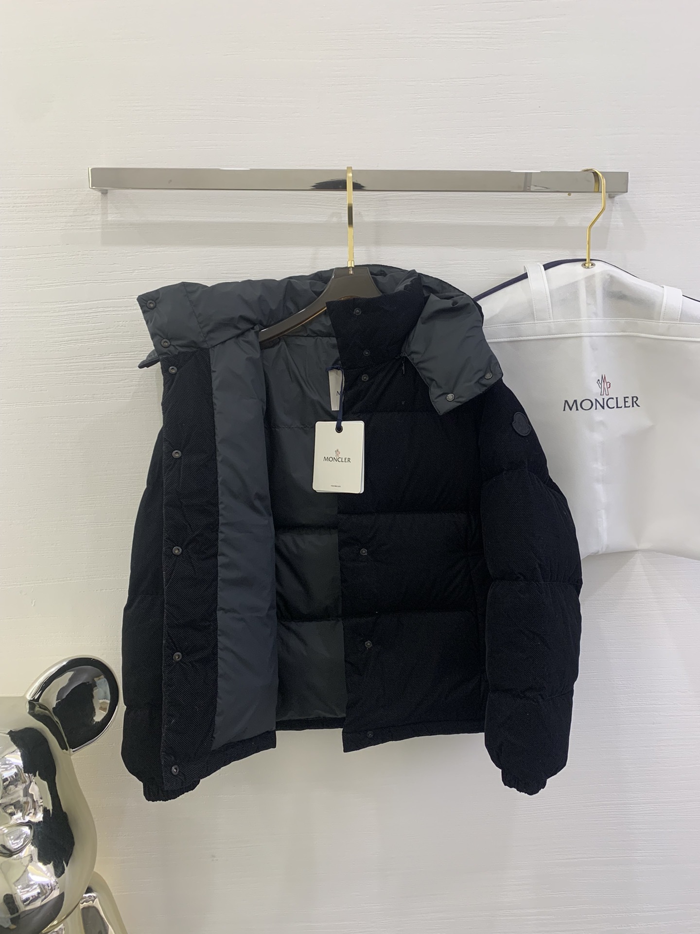 Moncler新品 Ettore女士短款植绒坑条羽绒服外套Ettore羽绒夹克融合功能性与创造性。短款设