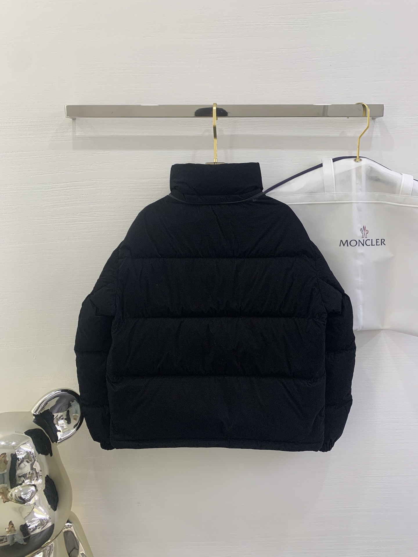 Moncler新品 Ettore女士短款植绒坑条羽绒服外套Ettore羽绒夹克融合功能性与创造性。短款设