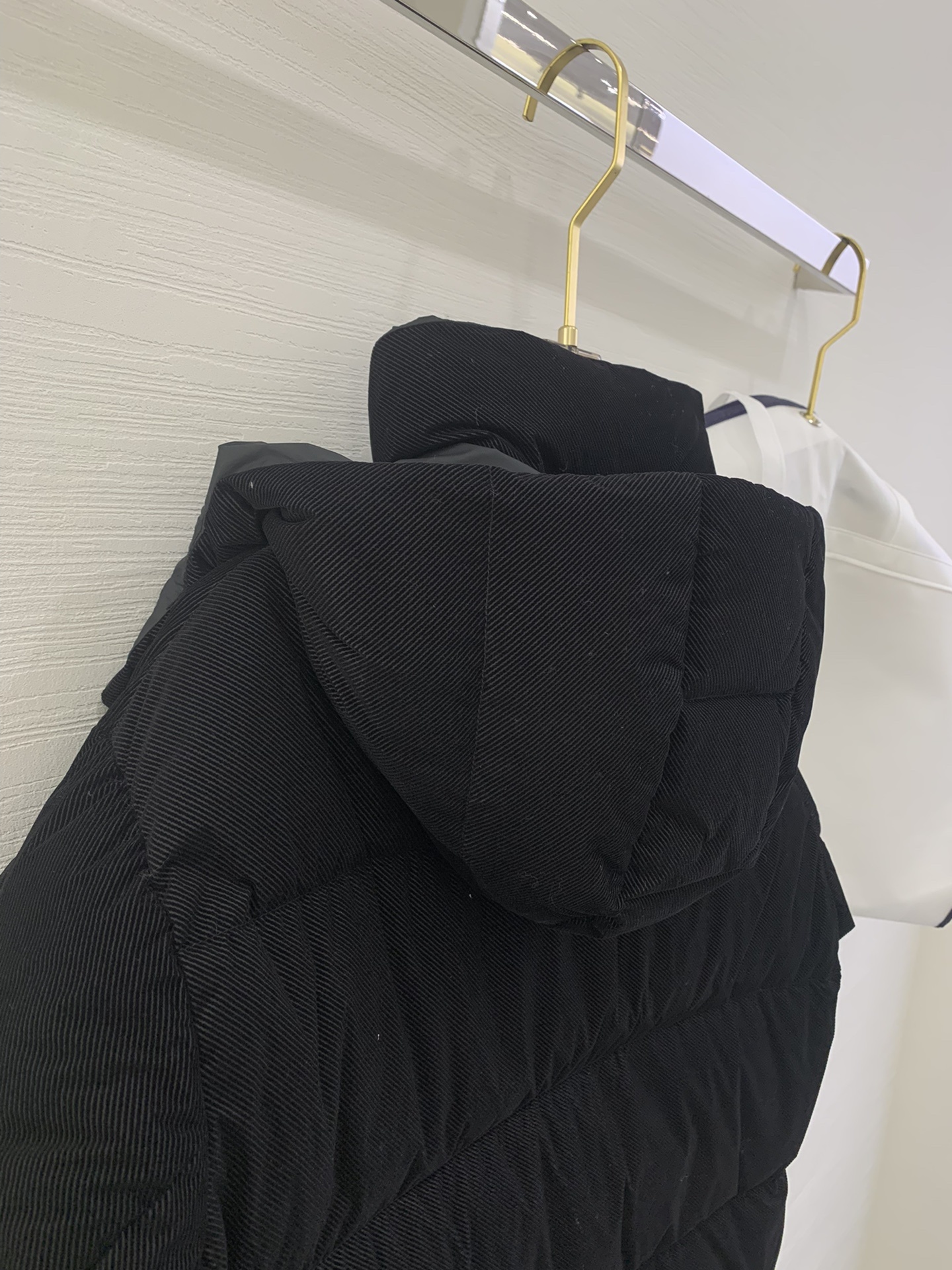 Moncler新品 Ettore女士短款植绒坑条羽绒服外套Ettore羽绒夹克融合功能性与创造性。短款设