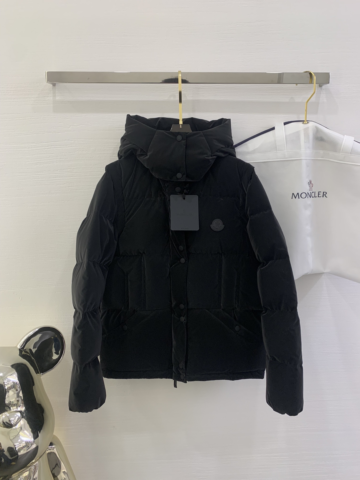 NO:664254,Comes with dust bag mc new matte frosted two-wear down jacket shipped with detachable sleeves one of the best fashionable items in winter 24 color black style number allymes size.0 1 2 3,,down jacket, 19860909配防尘袋mc新款哑光磨砂两穿羽绒服出货 袖子可拆卸 24冬季时髦最佳单品之一 颜色黑色 款号allymes 尺码.0 1 2 3,,down jacket, ,Women's clothing