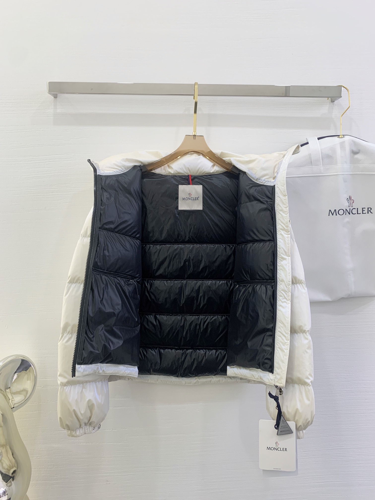 Moncler🇨🇦易梦玲同款： 金属感白
Moselotte 码数：0-1-2
Moncler举办的TH