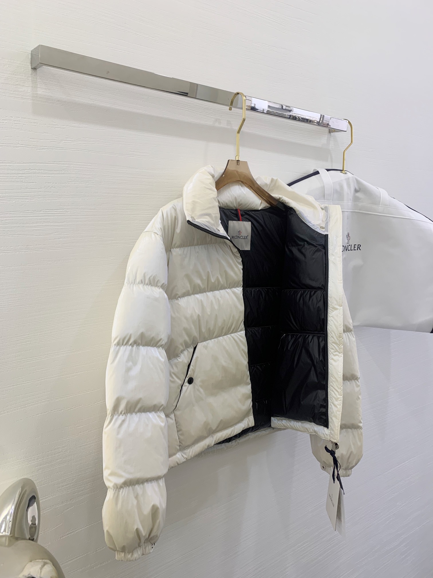 Moncler🇨🇦易梦玲同款： 金属感白
Moselotte 码数：0-1-2
Moncler举办的TH