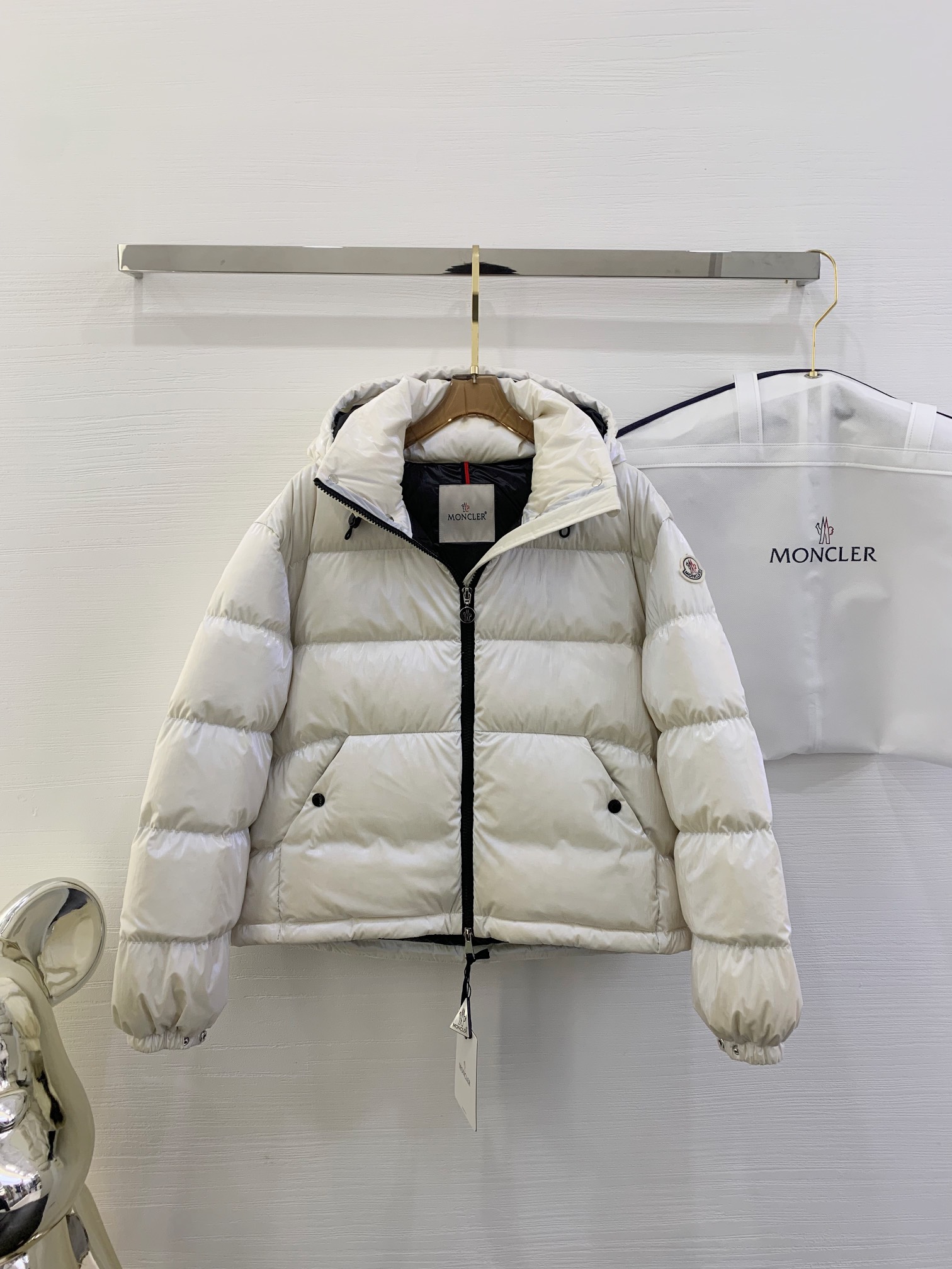 Moncler🇨🇦易梦玲同款： 金属感白
Moselotte 码数：0-1-2
Moncler举办的TH