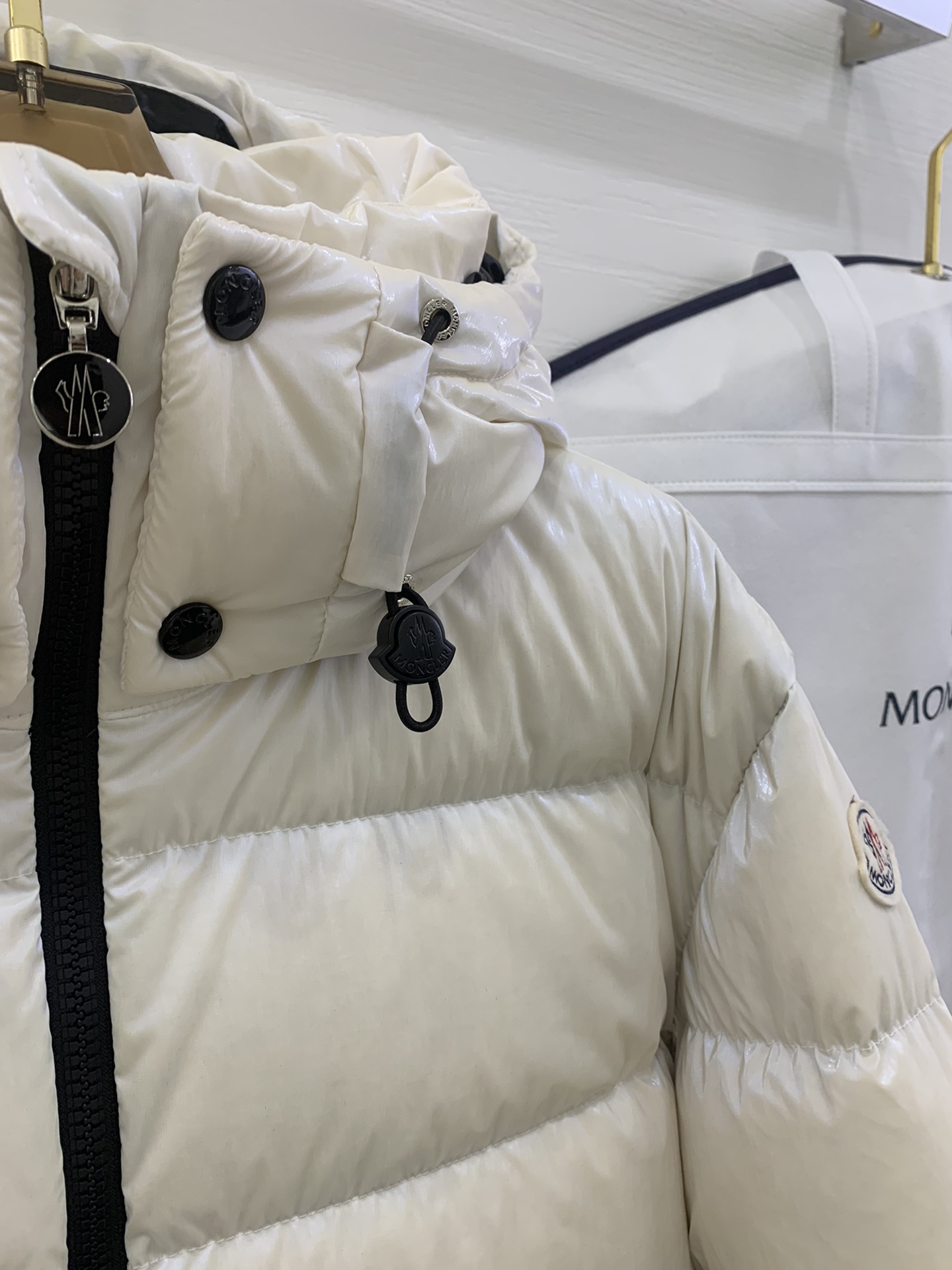 Moncler🇨🇦易梦玲同款： 金属感白
Moselotte 码数：0-1-2
Moncler举办的TH