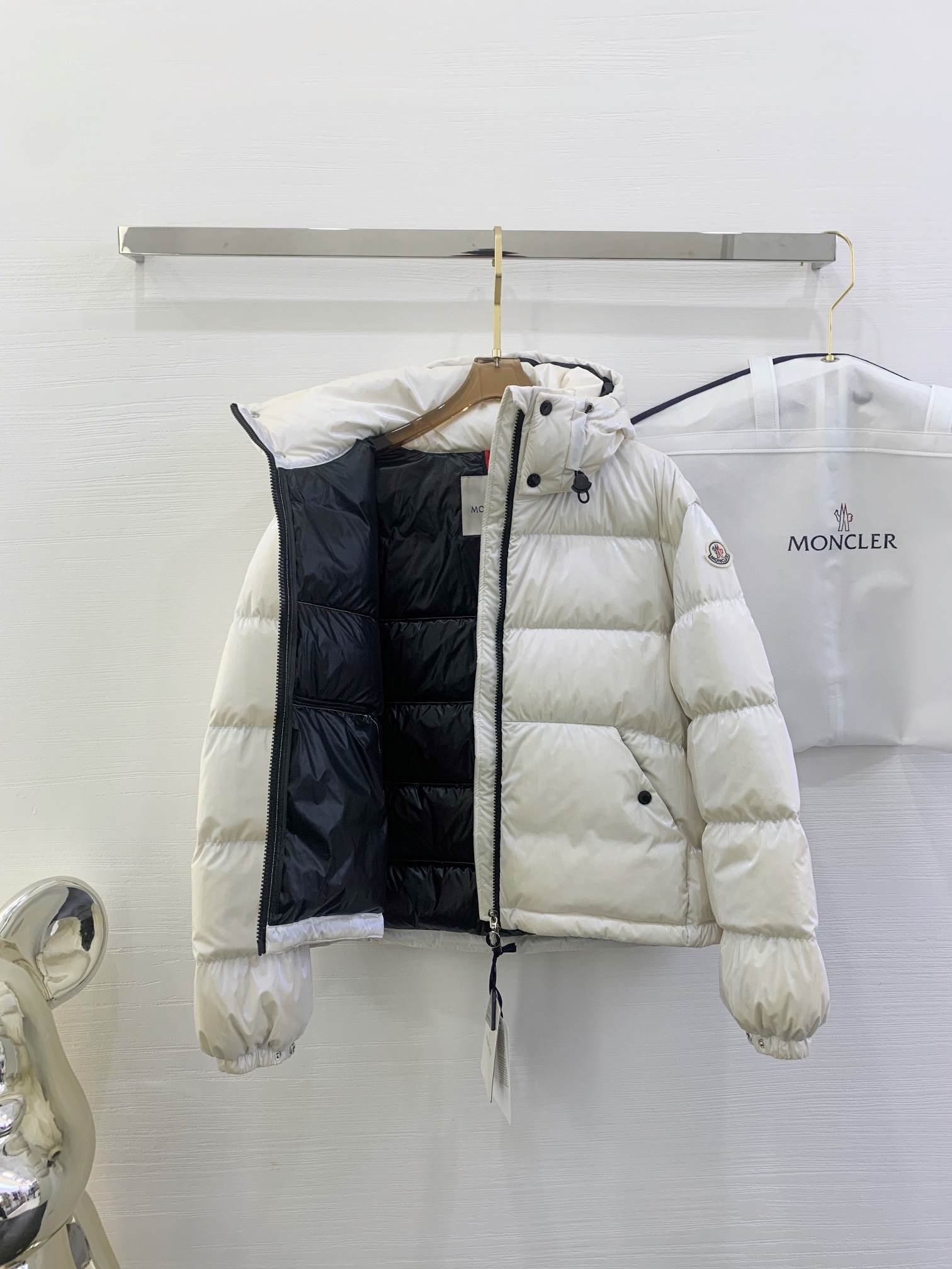 Moncler🇨🇦易梦玲同款： 金属感白
Moselotte 码数：0-1-2
Moncler举办的TH