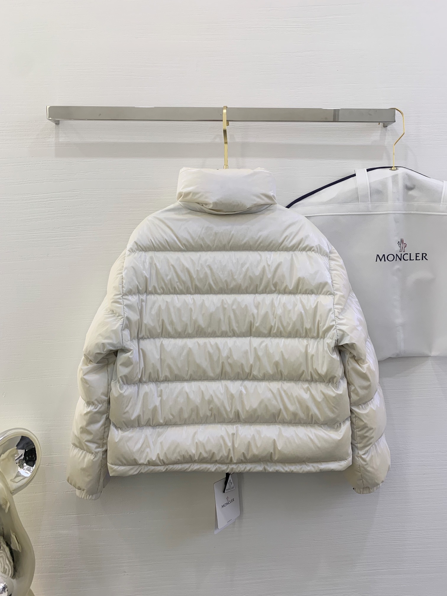 Moncler🇨🇦易梦玲同款： 金属感白
Moselotte 码数：0-1-2
Moncler举办的TH