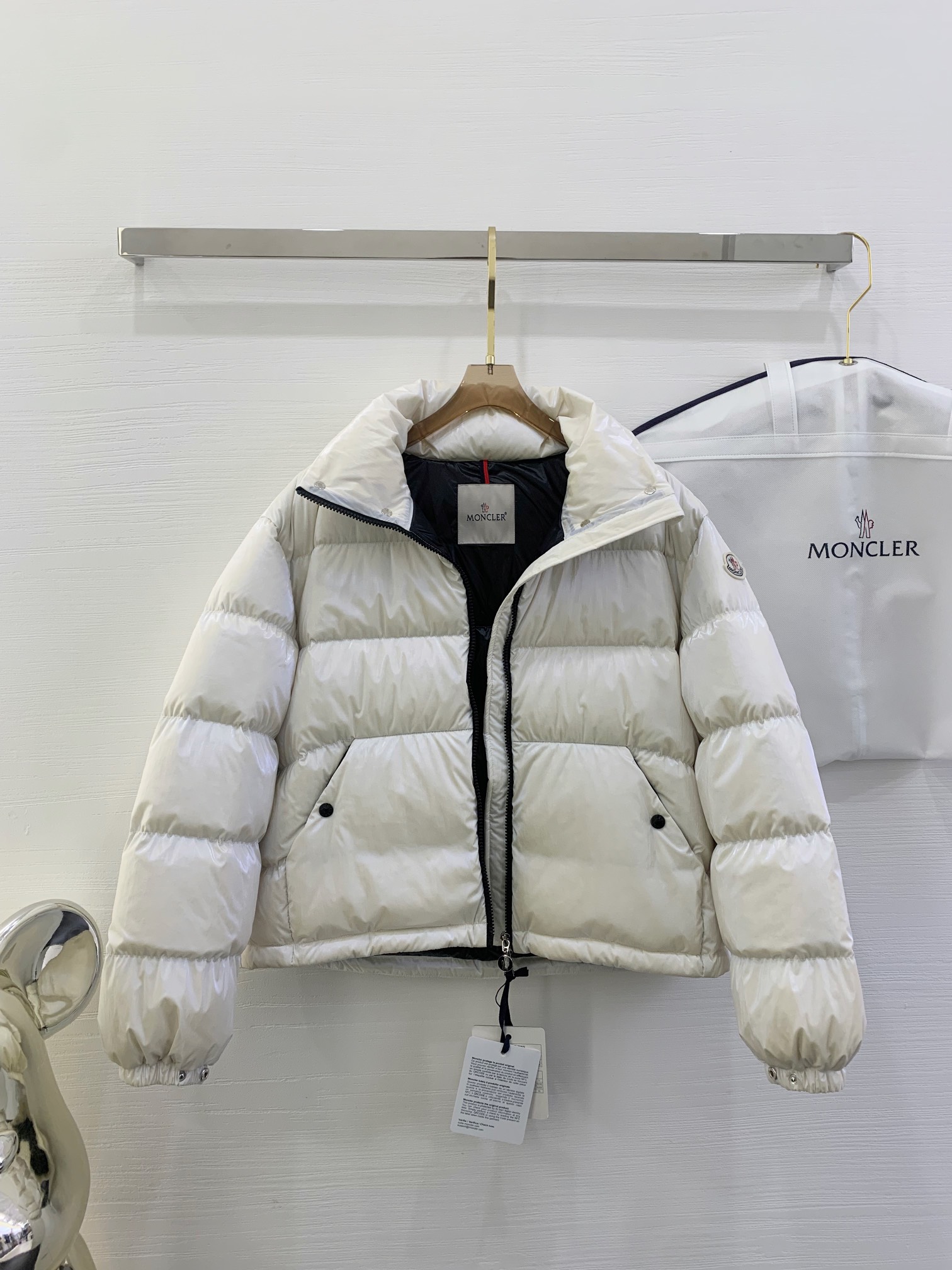 Moncler🇨🇦易梦玲同款： 金属感白
Moselotte 码数：0-1-2
Moncler举办的TH