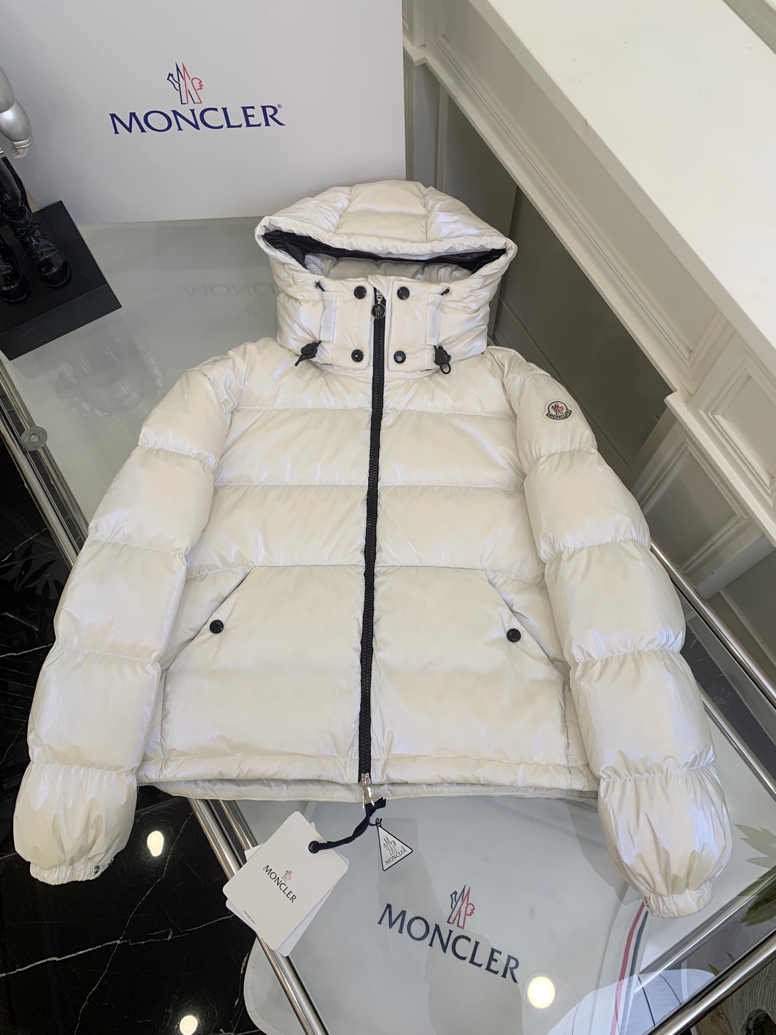 Moncler🇨🇦易梦玲同款： 金属感白
Moselotte 码数：0-1-2
Moncler举办的TH