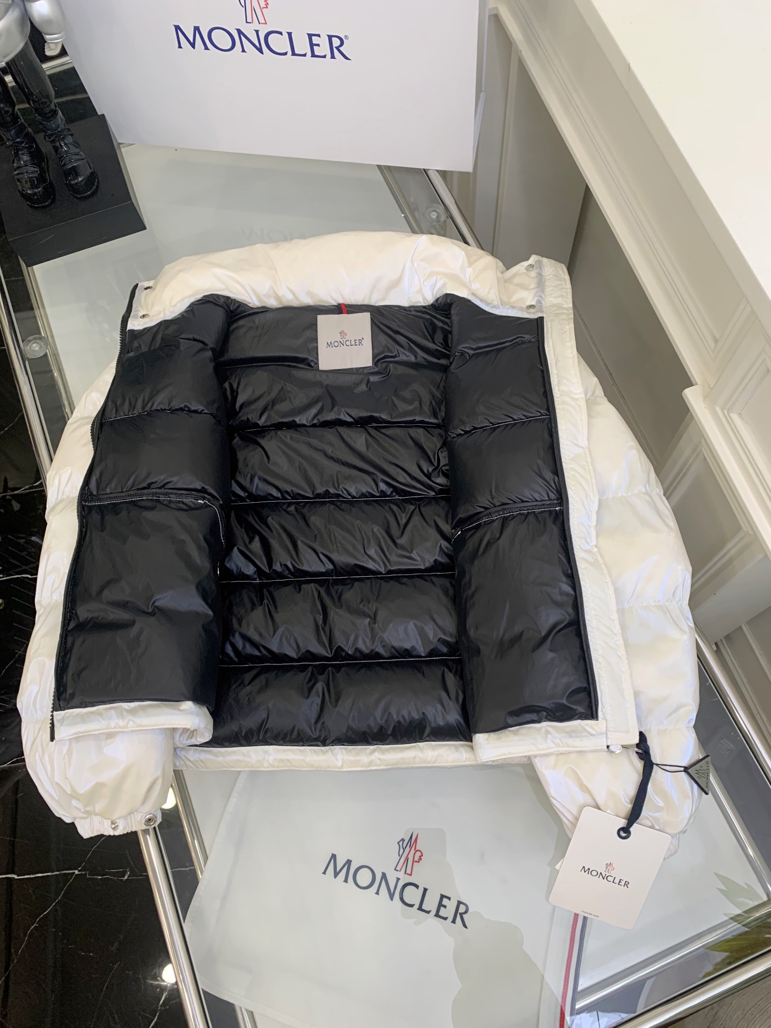 Moncler🇨🇦易梦玲同款： 金属感白
Moselotte 码数：0-1-2
Moncler举办的TH