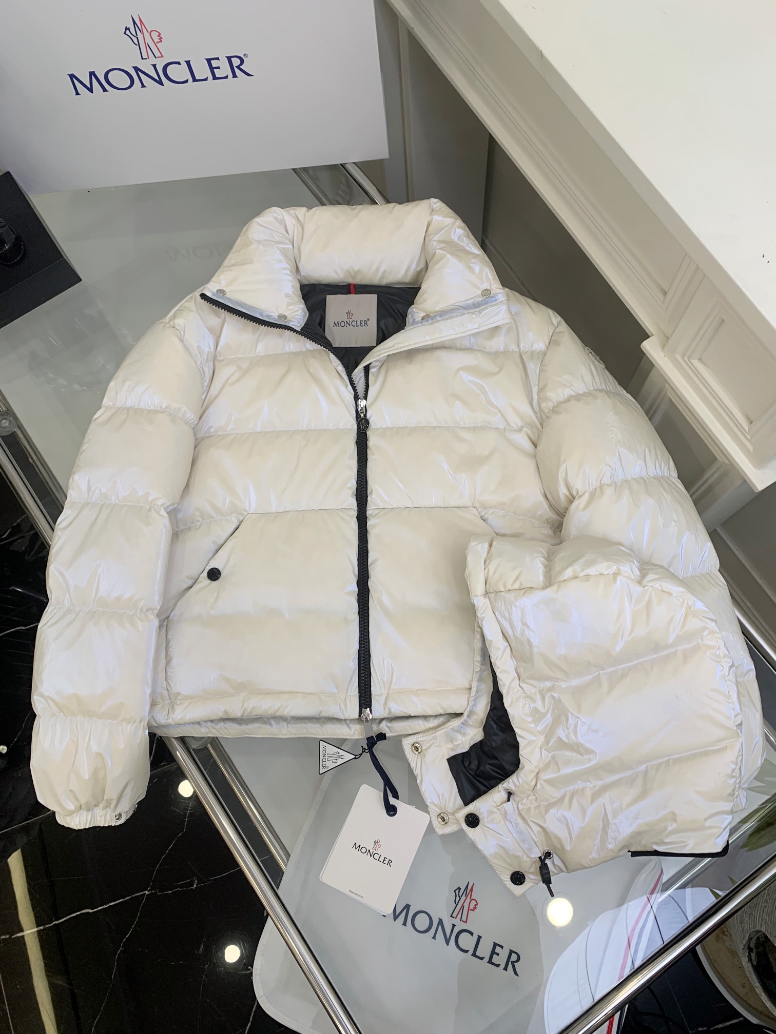 Moncler🇨🇦易梦玲同款： 金属感白
Moselotte 码数：0-1-2
Moncler举办的TH