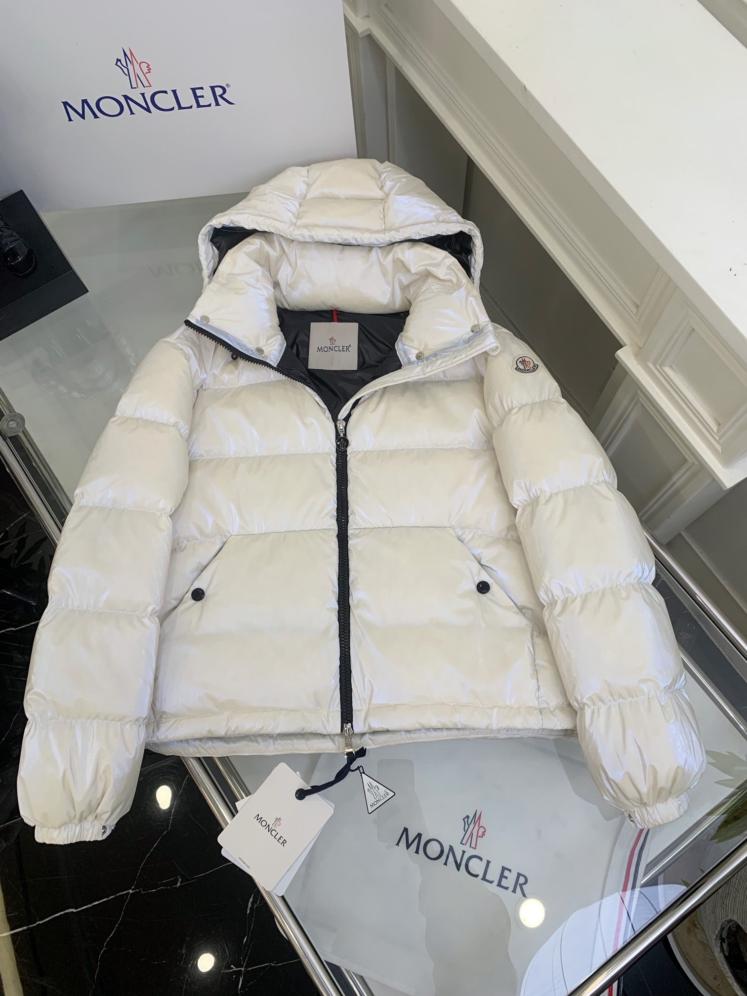 Moncler🇨🇦易梦玲同款： 金属感白
Moselotte 码数：0-1-2
Moncler举办的TH