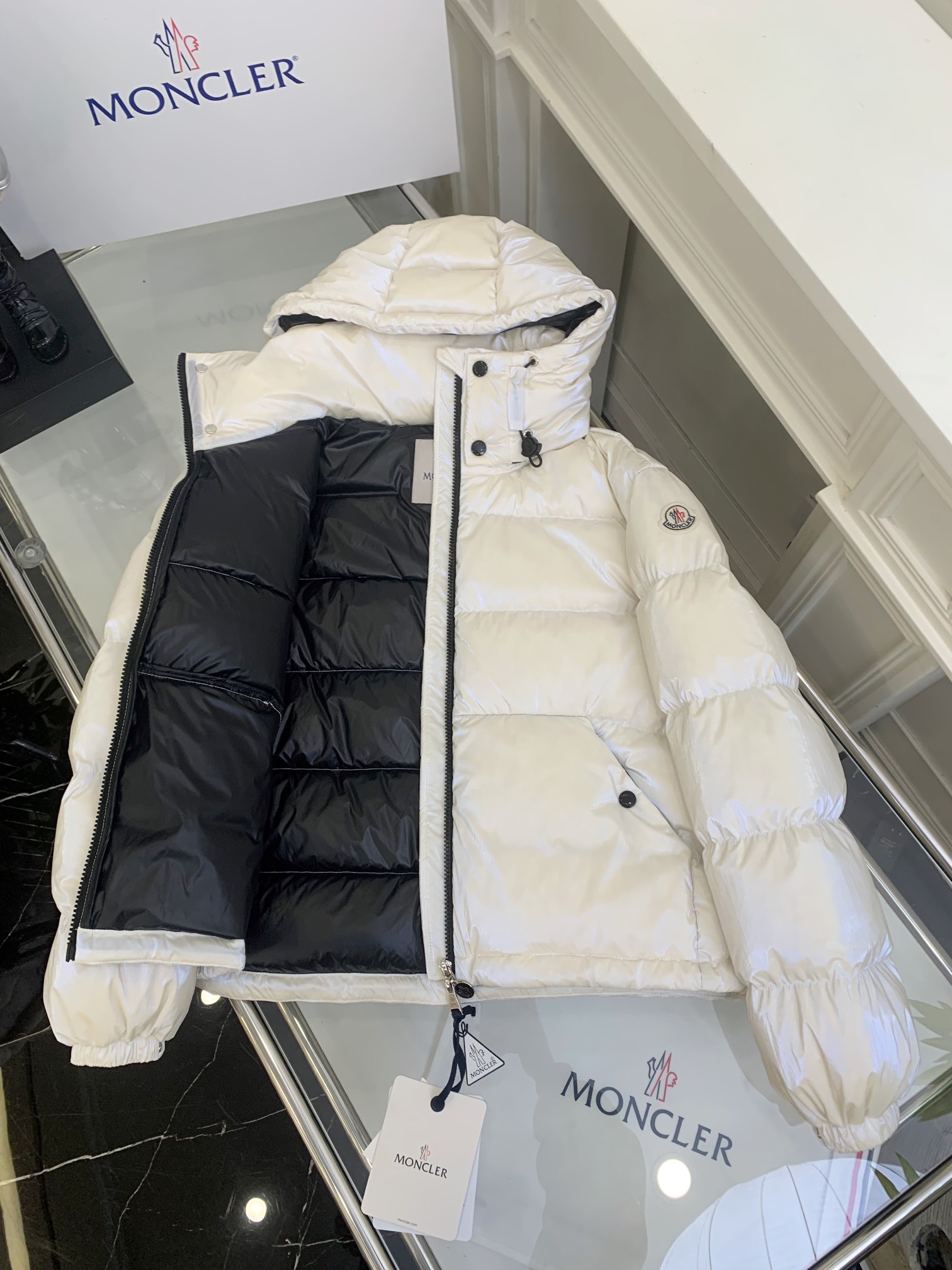 Moncler🇨🇦易梦玲同款： 金属感白
Moselotte 码数：0-1-2
Moncler举办的TH