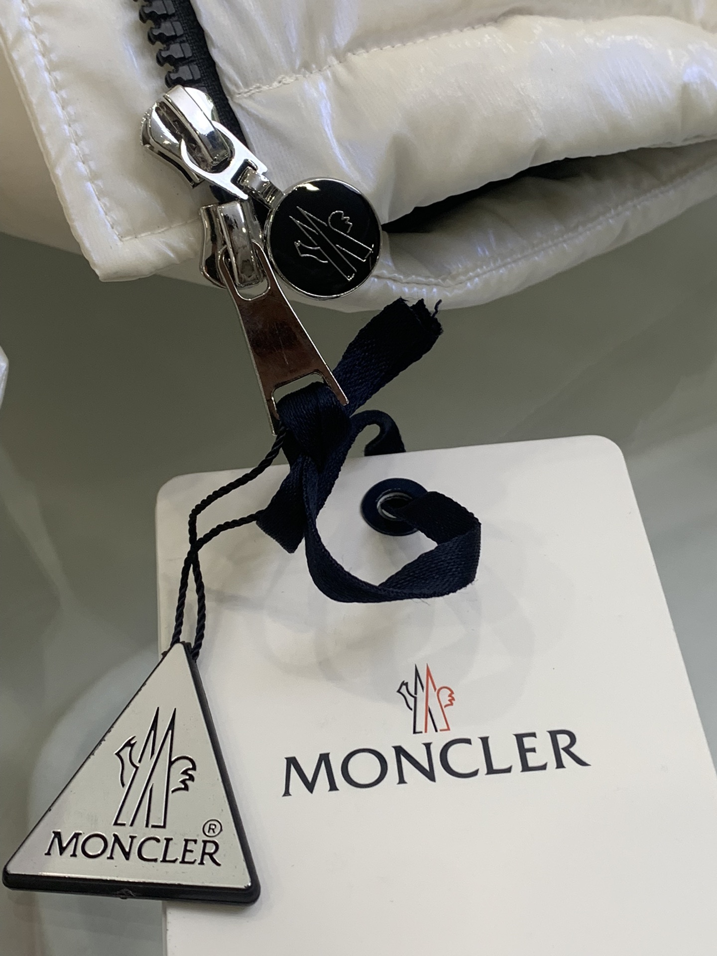 Moncler🇨🇦易梦玲同款： 金属感白
Moselotte 码数：0-1-2
Moncler举办的TH