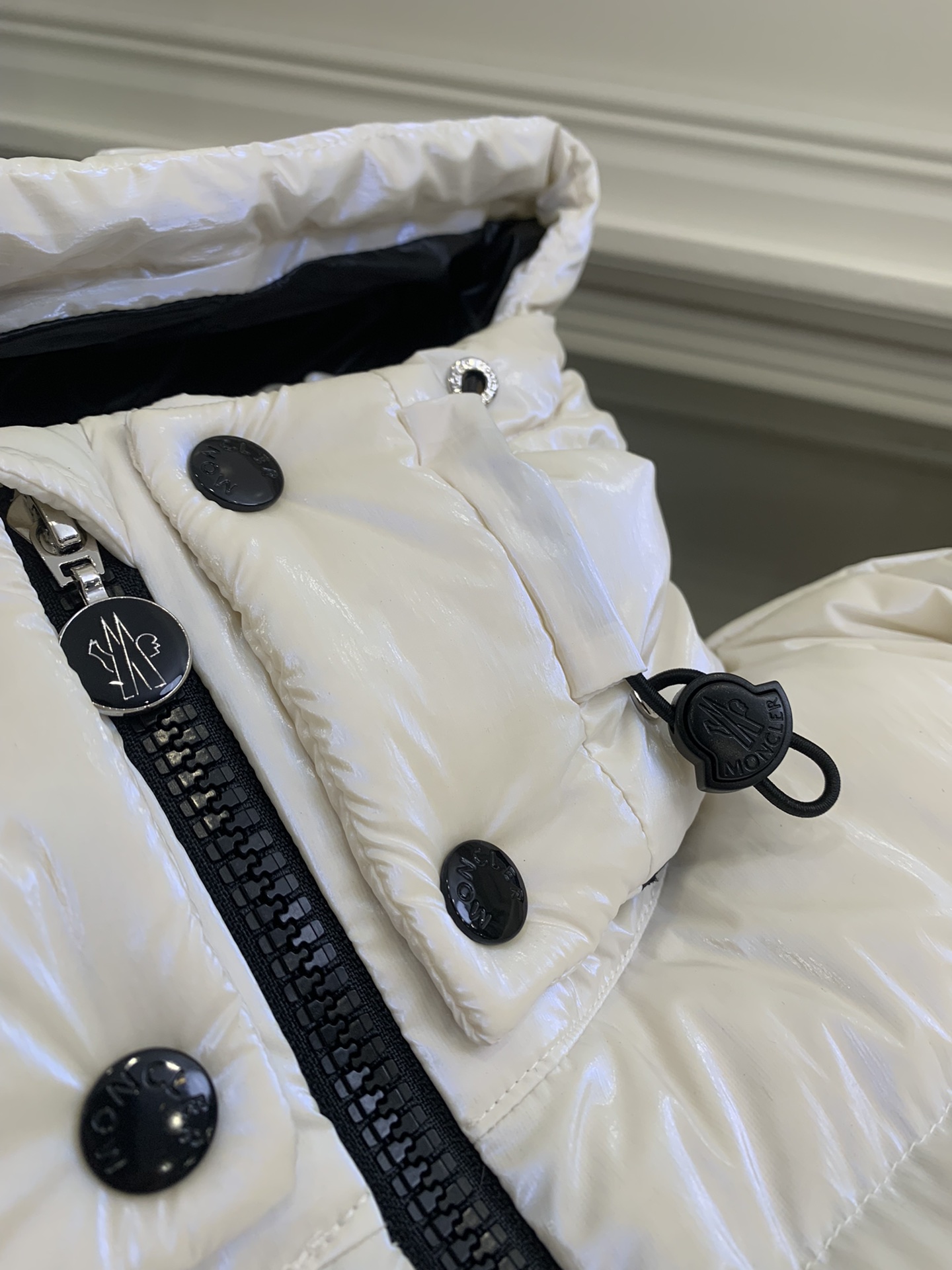 Moncler🇨🇦易梦玲同款： 金属感白
Moselotte 码数：0-1-2
Moncler举办的TH