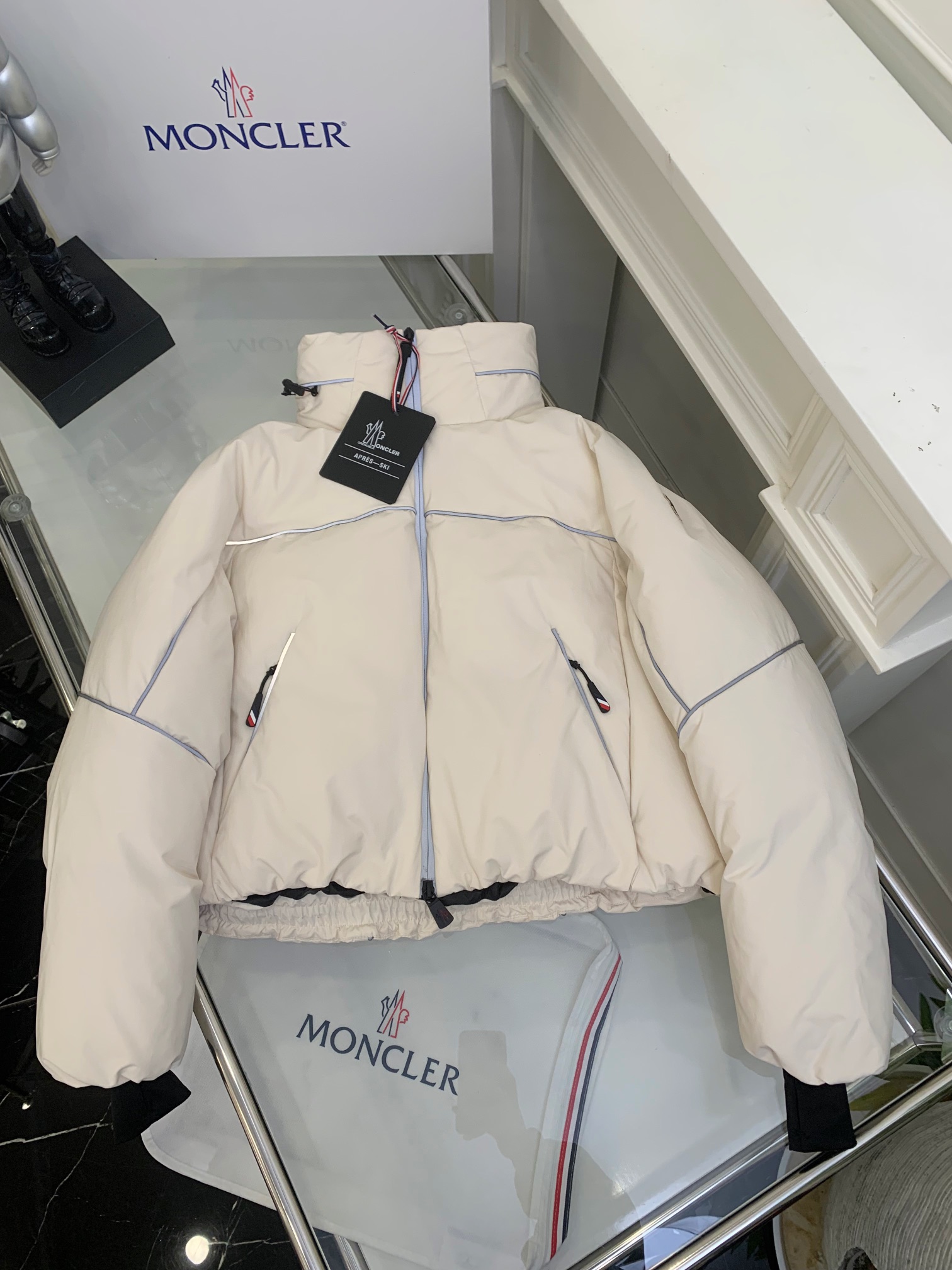 NO:464488,With dust bag Moncler cover, ski series, autumn and winter new products, Klais women's stand-up collar short down bread jacket, professional outdoor ski down jacket jacket!  Trading companies have sparse channels and are released on the official website at the same time!  High-performance outdoor series, high-end jackets that perfectly cope with all kinds of environments and climates, highly recommended to buy them!  Designed for outdoor activities, made of double-layer tear-resistant Gore-Tex Infinium and Windstopper Technologies!  Longue Saison nylon lining Polartec Alpha Direct thermal insulation is filled with down, locking hot stitching, the internal structure is equipped with Thermalight thermal insulation system, waterproof function zipper opening and closing, three-dimensional tailoring, reflective lines, more fashionable!  Designed for outdoor activities, it provides protection and warmth when hiking, hiking or mountain exploration!  This down jacket does a lot of homework in functionality and design, made of windproof and waterproof fabric, with a stand-up collar concealed front placket of the storage cap and a built-in waterproof zipper. The cuffs of this down jacket use single-finger elastic windproof rib cuffs, which can effectively keep the hands warm, and the sleeves and arms are decorated with logo logos!  Brand recognition is full!  Color off-white black Size 0-1-2-3,,hermes,loro piana,moncler,jackets & coats,down jacket,hats,alexander wang19860909配防尘袋Moncler蒙口 滑雪系列 秋冬新品 Klais女士立领短款羽绒面包外套 专业户外滑雪羽绒服外套！贸易公司渠道稀出,同步官网发售！高性能户外系列,完美应对各种环境气候的高端外套,强烈推荐入手！ 专为户外活动而设计,采用双层抗撕裂Gore-Tex Infinium材料和Windstopper科技材料制成！Longue Saison尼龙衬里Polartec Alpha Direct隔热材料填充羽绒,锁热缝线,内部结构设有Thermalight隔热系统,防水功能拉链开合,立体剪裁 反光线条 更具时尚感！专为户外活动而设,可在远足、徒步旅行或山地探索时提供保护与温暖！该款羽绒外套在功能性和设计上做足的功课,采用防风防水 面料制成,立领隐藏收纳帽前门襟,内置防水拉链,该款羽绒外套的袖口采用单指弹力防风罗纹袖口,可以有效达到手部保暖,袖臂搭配logo标装饰！品牌辨识度拉满！ 颜色米白色 黑色 尺码0-1-2-3,,hermes,loro piana,Moncler,jackets & coats,down jacket,hats,alexander wang,Women's clothing