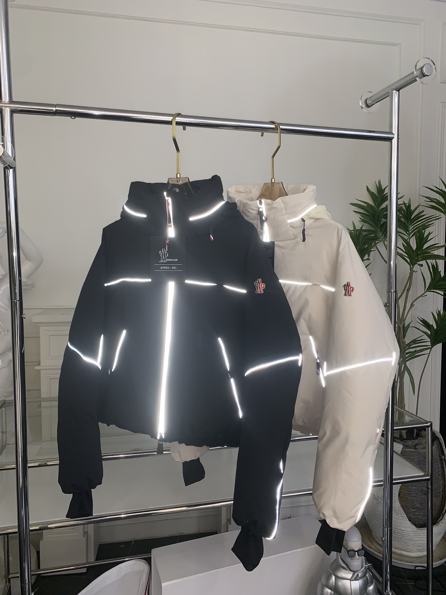 Moncler Klais Women's Down Puffer Jacket - Stylish & Functional Outerwear 10 i1731998327 8699 5