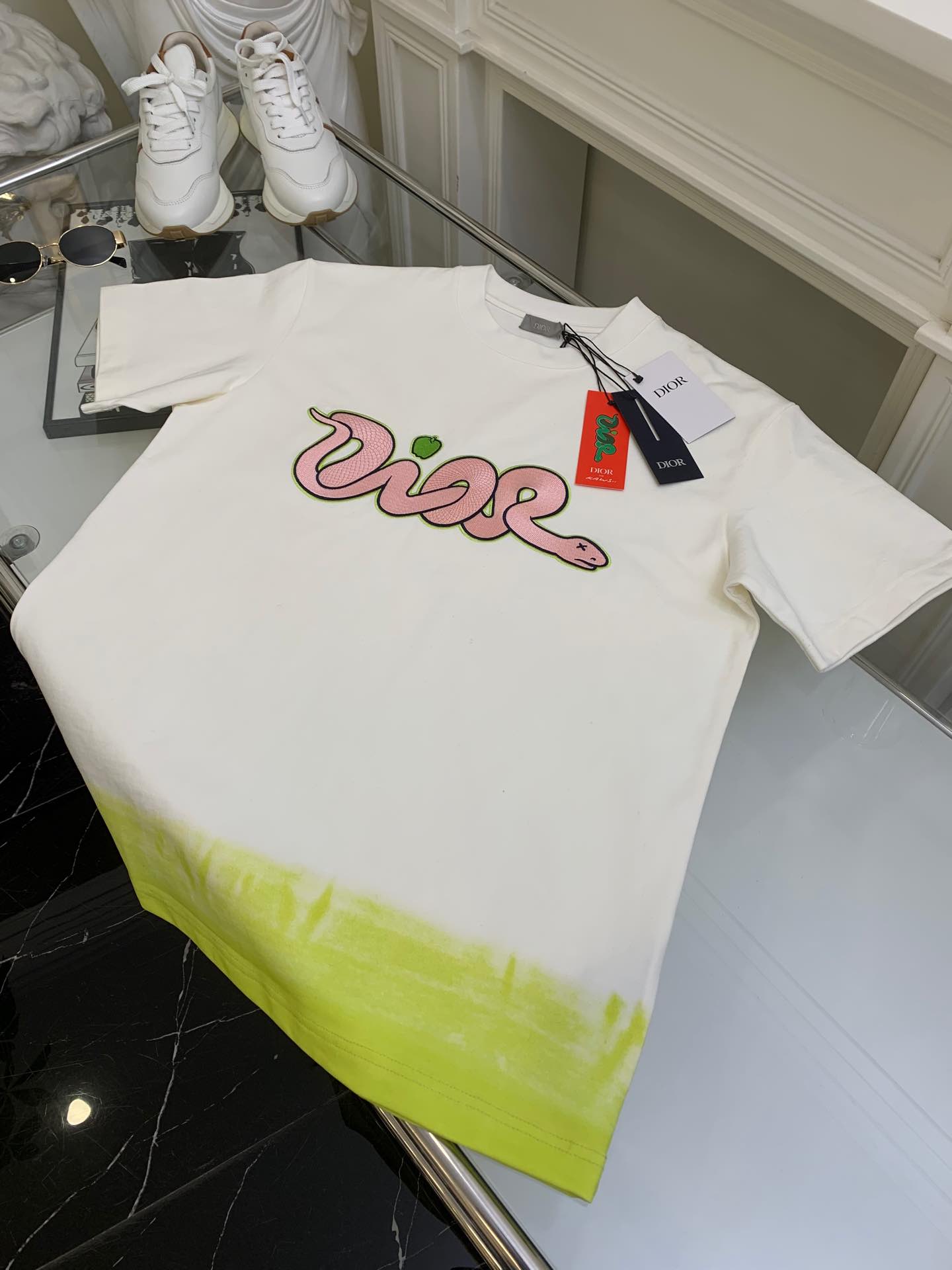 NO:316723,[Snake Year of Snake Co-branded T-shirt] Official website price adopts [21s double yarn full cotton jersey], [grg weight 320g], matches [21 double yarn cotton 1*1 horizontal woven thread], front and back hems adopt [digital direct spray printing], full size [large-size pattern], front and back hems are embroidered with [Japanese imported Tajima embroidery machine], pattern [the number of embroidery needles reaches 130,000 needles], thread color and satin patch to increase stiffness to avoid displacement during embroidery, [short needle tatami three-layer embroidery method], matches [Snake Year of Snake Co-branded new tag].,,tees, t-shirt,alexander wang19860909【蛇年联名晕染T恤】官网价 采用【21s双纱全棉平纹布】,【克重320g】, 配套【21双纱精棉1*1横版机织造螺纹】, 前后幅下摆采用【数码直喷印花】,满幅【大尺寸花型】, 前幅采用【日本进口田岛绣花机】刺绣,图案【绣花针数达到十三万针】, 对线色配缎面贴布增加挺度避免绣花过程中移位,【短针榻榻米三层绣法】, 配套【蛇年联名新款吊牌】.,,tees，t-shirt,alexander wang,Women's clothing