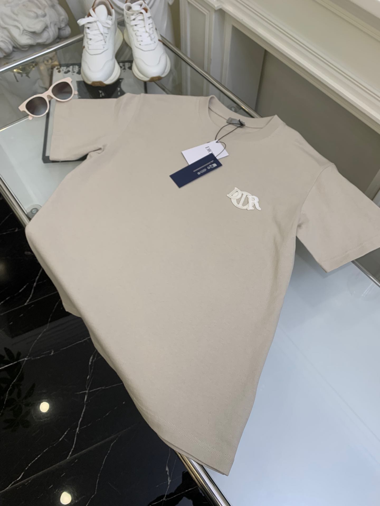 NO:316756,[Zhangzi patch T-shirt] Official website price The fabric is made of [32s double yarn cotton jersey], [grg weight 230g], matching [21s double yarn horizontal woven rib], front page [handmade high-temperature pen point letter position], [flat car sticker Zhangzi], Zhangzi uses [water-soluble silk material] to top up, [polyester mercerized embroidery thread], [three-dimensional edge embroidery],,tees, t-shirt, alexander wang19860909【章仔补丁T恤】官网价 面料采用【32s双纱全棉平纹布】,【克重230g】, 配套【21s双纱横版机织造罗纹】,前幅【手工高温笔点位字母位置】,【平车贴章仔】,章仔采用【水溶帛材料】垫底,【涤纶丝光绣花线】,【立体包边刺绣】,,tees，t-shirt,alexander wang,Women's clothing