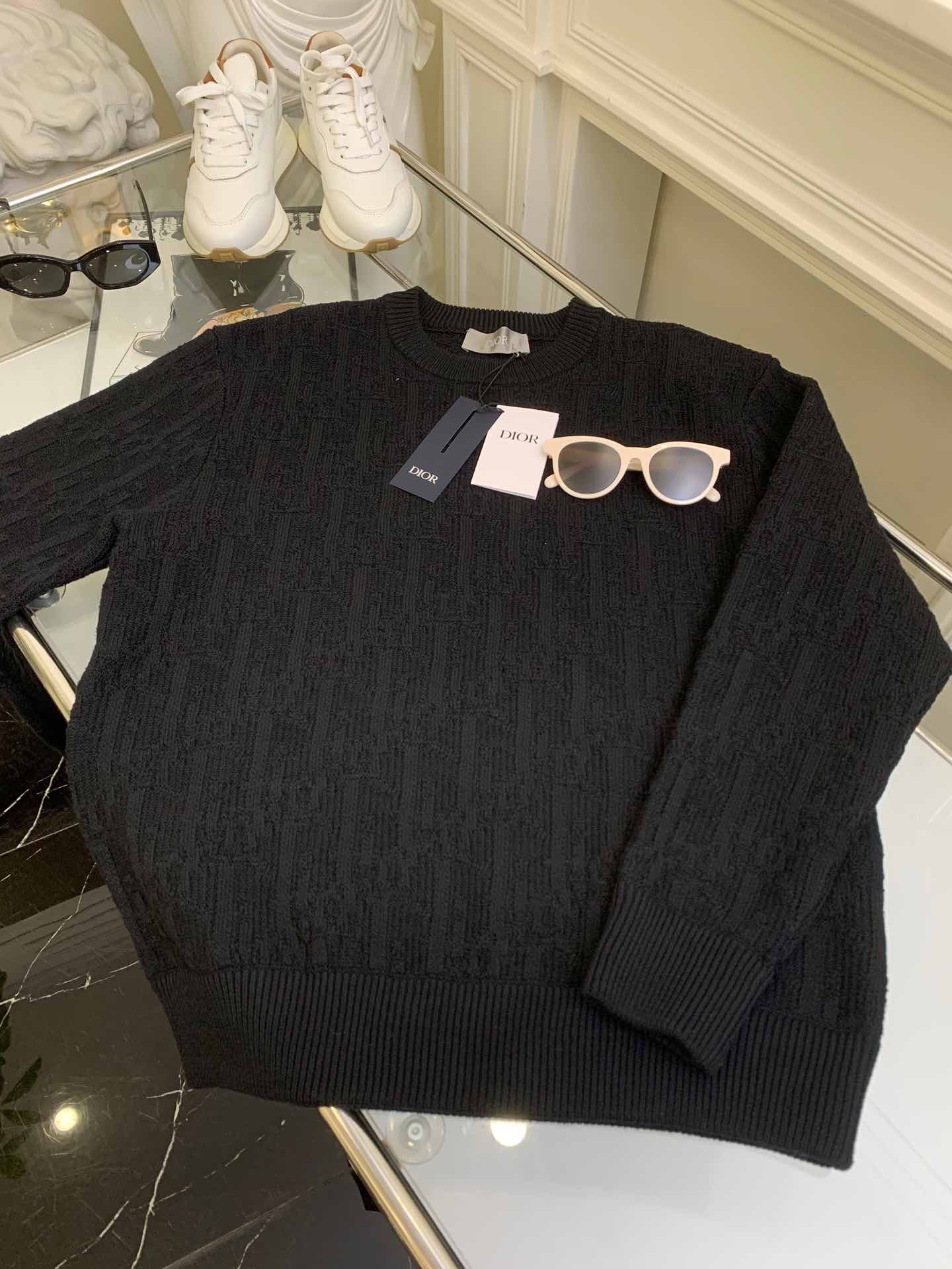 NO:316751,[Vine plaid full-flowered sleeve 2356T gray) Referring to the original yarn for development, the wool material is the same as the original [high-elastic core filling yarn]. This high-elastic core filling yarn is not available in the market; the whole process of coloring, fixed dyeing, spinning development, core filling yarn has many processes, and the raw material core needs to be spinned out. In the secondary processing, the machine hooking yarn is carried out, and the raw material core is penetrated; the machine speed cannot be fast, and the wire is easily drawn as soon as the wire is drawn, and it will be scrapped; after dyeing is done, the dyeing cylinder can only find a high-temperature cylinder, and the yarn will be dyed unevenly if the temperature is not enough; high-temperature cylinders are generally rare in dyeing factories. Generally, dyeing takes 12 hours to enter the cylinder, and it takes several hours to dry out for low temperature. The temperature is too high and it is scrapped directly; after dyeing, the wool can only be beaten slowly.,,alexander wang19860909【藤格纹满花套头2356T 灰色） 参照原版纱线进行开发,毛料采用的是与原版一样的【高弹灌芯纱】 ,这个高弹灌芯纱市场无现货；全程打色,定染,纺纱开发, 灌芯纱做工工序多,需要纺出原料芯,在进行【二次加工上机勾纱】, 穿原料芯；机器转速不能快,一快容易抽丝,一旦抽丝就废了； 做完在进行染色,染色缸只能找高温缸,温度不够纱会染色不均匀； 高温缸一般染厂很少见,一般染色进缸需要12小时, 出来进行烘干要低温烘干需要几个小时,温度太高直接报废； 染完色进行打毛只能慢机打.,,alexander wang,Women's clothing