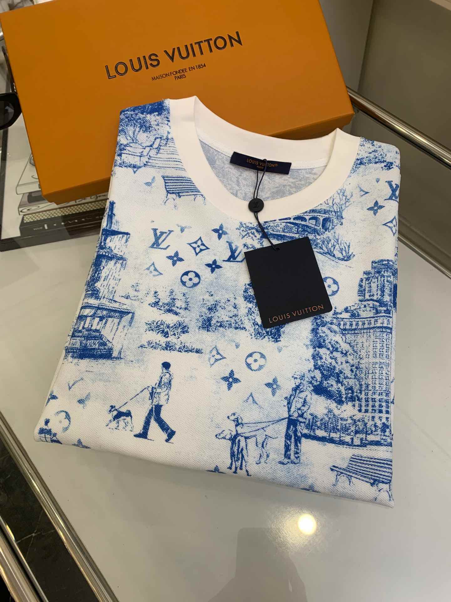 NO:316762,[Urban Dog Walking Print T-shirt] Official Website Price The fabric is made of [all cotton single-sided beaded floor cloth], [grg weight 220g], the veil is made of [80s double strand   base yarn 60s single strand tight Sairo spinning yarn], the large-scale fabric is ordered and dyed [no fluorescent white semi-floating printing base cloth], the [32s double yarn always horizontal loom rib], the Y-plate flower pattern positioning is scanned to make flower pattern, the cloth covers the paper pattern is made of [square-sheet hair sample], the paint [digital direct spray printing process], the finished cloth is hand-cut and the finished cloth is taken with the same flower pattern according to each position of the Y-plate.,,tees, t-shirt,alexander wang19860909【城市遛狗印花T恤】官网价 面料采用【全棉单面珠地布】,【克重220g】, 面纱采用【80s双股 底纱60s单股紧密赛络纺纱线】, 大货面料订染【无荧光白色半漂印花底布】, 采用【32s双纱恒横版织机罗纹】,扫描Y版花型定位做花稿, 匹布套纸样实样做【方片毛样】,涂料【数码直喷印花工艺】, 成品布手工断布参照Y版每个位置取同等花型 .,,tees，t-shirt,alexander wang,Women's clothing