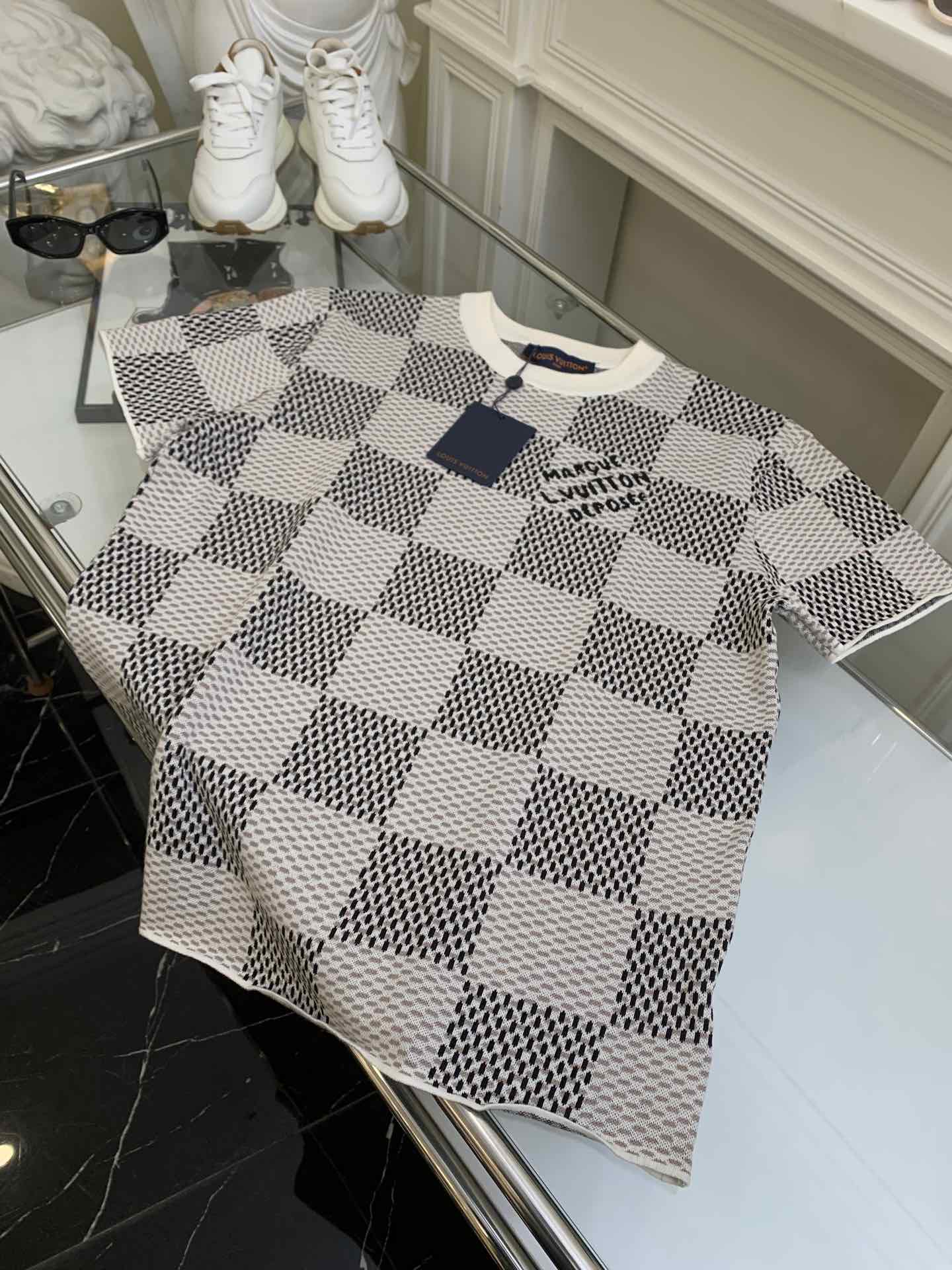 NO:316736,[Graphic wool short sleeves] Official website [Wool material] Use [full combed cotton yarn] yarn. From a craftsmanship perspective, combed cotton will clean up excess impurities during the production process, making the woven items look smooth and high-end; corresponding to pure cotton, combed cotton is not easy to wool and pill; pure cotton clothes are good, but many people are not easy to pill, but they are easy to shrink and deform; combed cotton fabrics have comfortable and breathable effects compared to pure cotton fabrics, but the texture, washing resistance, deformation resistance and wear resistance of combed cotton fabrics are much higher than that of pure cotton, and the texture of combed cotton fabrics is more detailed than that of ordinary pure cotton. The unit price of yarn is higher, and the quality is higher. The woven sheets are imported from Germany, worth 47W per unit. The woven sheets are imported from Germany.  Thor 14-needle ultrafine machine] is knitting, referring to the original [single-sided local mesh bottom hanging tissue] to parallel average speed knitting, [each piece takes minutes], when weaving, weaving is carried out by [16 spits], the front wool is alternately weaved, and a single piece of wool is woven as high as 6352 lines], the newly woven pieces of wool are large, and they need to be picked by hand by hand, knotting heads, and then sew and pick them after random checks. Washing water, purely manual ordering of the original main mark, washing water mark, details to the height of the washing mark, needle method, finally ironing, and packaging and shipment can be carried out after the total inspection; it will not be woven like ordinary computer horizontal machines, for the sake of efficiency, the speed is opened to the limit, the woven pieces of woven different sizes, font codes, and flower sheets.,,T-shirt,alexander  wang19860909【格子毛织短袖】官网【毛料】选用【全精梳棉纱】纱线,从工艺上来说,精梳棉在制作的过程中会清理出多余的杂质,让织出来的物品看起来比较光滑和高档；相对应纯棉来说,精梳棉不易起毛和起球；纯棉的衣服固然很好,但是有很多人棉质的虽然也不易起球,但是容易缩水和变形；精梳棉的面料相对于纯棉的面料来说,他们都具有穿着舒服、透气等效果,但精梳棉面料的质感、耐洗、耐变形和耐穿度都要比纯棉高出不少,且精梳棉面料质地比一般纯棉质地要细致,纱线单价高的同时,品质更高.织片采用【价值47W一台的德国进口斯托尔14针超细机器】进行编织,参照原版【单边局部网底挂毛组织】进行平行均速编织,【每件耗时分钟】,编织时由【16把沙嘴】来回交替进行编织,单单一块前服挂毛【编织行数就高达6352行】,刚织出的衣片结头巨多,需要纯手工挑线,打结头检验,抽查后才能进行缝挑,洗水,纯手工订原版主标,洗水唛,细节到洗标高度,针法,最后烫衣,总查后才可进行包装出货；不会像那些普通电脑横机织出来,为了效率赶货,速度开到极限,织出来的衣片针路大小不一、走字码、花片情况.,,T-shirt,alexander wang,Women's clothing