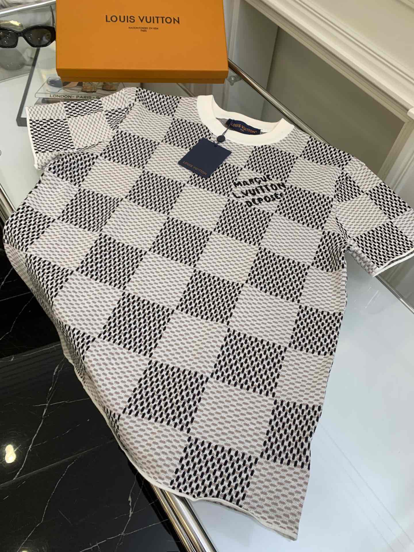 NO:316734,[Graphic wool short sleeves] Official website price [Wool material] Choose [full combed cotton yarn] yarn. From a craftsmanship point of view, combed cotton will clean up excess impurities during the production process, making the woven items look smooth and high-end; corresponding to pure cotton, combed cotton is not easy to wool and pill; pure cotton clothes are good, but many people are not easy to pill, but they are easy to shrink and deform; combed cotton fabrics have comfortable and breathable effects compared to pure cotton fabrics, but the texture, washing resistance, deformation resistance and wear resistance of combed cotton fabrics are much higher than that of pure cotton, and the texture of combed cotton fabrics is more detailed than that of ordinary pure cotton. The unit price of yarn is higher, and the quality is higher. The woven sheets are imported from Germany worth 47W per unit. The texture of combed cotton fabrics is more detailed than that of ordinary pure cotton. The yarn price is higher. The woven sheets are imported from Germany with a value of 47W per unit. The texture of combed cotton fabrics is more detailed than that of ordinary pure cotton. The texture of combed cotton fabrics is higher than that of ordinary pure cotton. The unit price of yarn is higher. The woven sheets are imported from Germany, worth 47W per unit. The texture of combed cotton fabrics is more detailed than that of ordinary pure cotton. The texture of combed cotton fabrics is higher. The yarn is of higher quality.  Stor 14-needle ultrafine machine] knitting, refer to the original [single-sided local mesh bottom hanging tissue] for parallel average speed knitting, [each piece takes minutes], when weaving, weaving is carried out by [16 spits], single piece of front wool [the number of knitting lines is as high as 6352 lines], the newly woven pieces of clothing are huge, and they need to be picked by hand by hand, knotting heads, and then sew and pick them after random checks. Washing water, purely manual ordering of the original main mark, washing water mark, details to the height of the washing mark, needle method, finally ironing, and packaging and shipment after total inspection; it will not be woven like ordinary computer horizontal machines, for the sake of efficiency, the speed is opened to the limit, the woven pieces of clothing are of different sizes, font codes, and flower sheets.,,T-shirt,alexander  wang19860909【格子毛织短袖】官网价【毛料】选用【全精梳棉纱】纱线,从工艺上来说,精梳棉在制作的过程中会清理出多余的杂质,让织出来的物品看起来比较光滑和高档；相对应纯棉来说,精梳棉不易起毛和起球；纯棉的衣服固然很好,但是有很多人棉质的虽然也不易起球,但是容易缩水和变形；精梳棉的面料相对于纯棉的面料来说,他们都具有穿着舒服、透气等效果,但精梳棉面料的质感、耐洗、耐变形和耐穿度都要比纯棉高出不少,且精梳棉面料质地比一般纯棉质地要细致,纱线单价高的同时,品质更高.织片采用【价值47W一台的德国进口斯托尔14针超细机器】进行编织,参照原版【单边局部网底挂毛组织】进行平行均速编织,【每件耗时分钟】,编织时由【16把沙嘴】来回交替进行编织,单单一块前服挂毛【编织行数就高达6352行】,刚织出的衣片结头巨多,需要纯手工挑线,打结头检验,抽查后才能进行缝挑,洗水,纯手工订原版主标,洗水唛,细节到洗标高度,针法,最后烫衣,总查后才可进行包装出货；不会像那些普通电脑横机织出来,为了效率赶货,速度开到极限,织出来的衣片针路大小不一、走字码、花片情况.,,T-shirt,alexander wang,Women's clothing