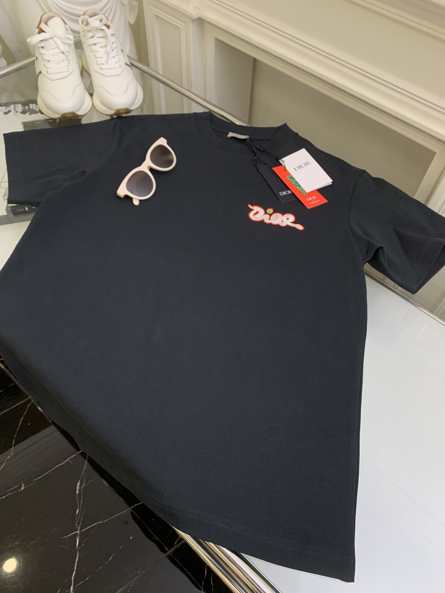 NO:316727,[Snake-shaped embroidered T-shirt] Official website price adopts [21s double yarn all-cotton jersey], [grg weight 320g], matching [21 double yarn cotton 1*1 horizontal woven thread], purchase Y version [AB color] to analyze dye ratio, [order dyeing large-scale fabric thread color], front page adopts [Japanese imported Tajima embroidery machine] embroidery, [mercerized multi-color edge embroidery method], matching [New tag of the Year of the Snake].,,tees, t-shirt,alexander wang19860909【蛇形刺绣T恤】官网价 采用【21s双纱全棉平纹布】,【克重320g】, 配套【21双纱精棉1*1横版机织造螺纹】, 购入Y版【打AB色】分析染料配比,【订染大货面料螺纹颜色】, 前幅采用【日本进口田岛绣花机】刺绣,【丝光线多色包边绣法】, 配套【蛇年联名新款吊牌】.,,tees，t-shirt,alexander wang,Women's clothing