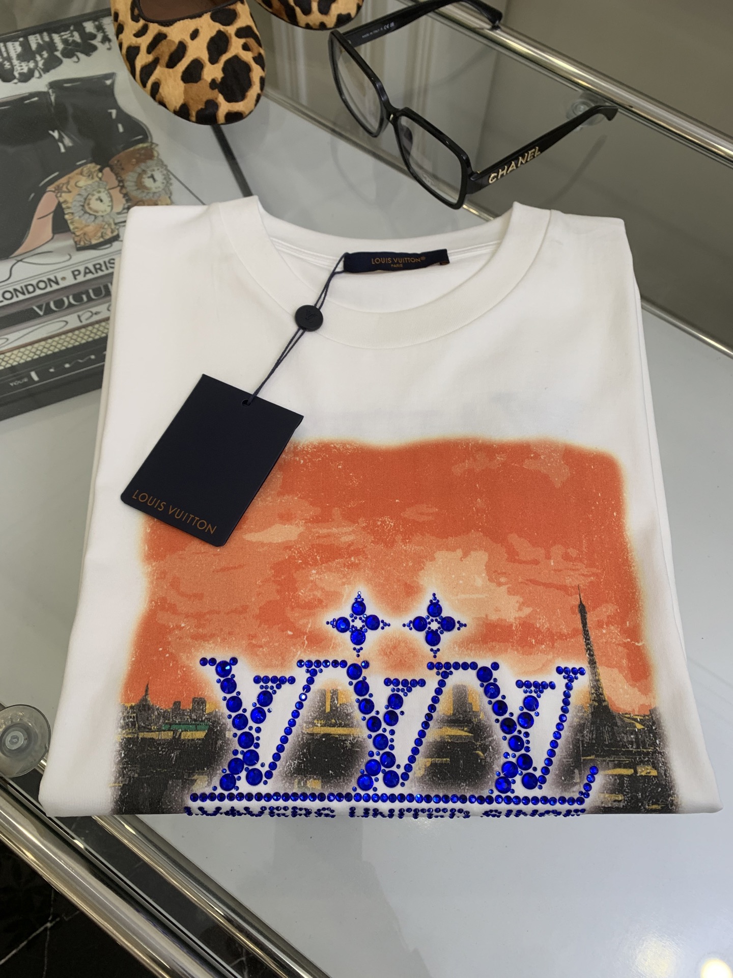 NO:316738,[Sunset ironing diamond printing T-shirt] Official website price The fabric is made of [40s double strand cotton yarn jar cloth], [Gram weight 180g], [Dust-free wool process] to treat frosted cloth on the surface. The finished cloth is mercerized by a mercerizer to increase the luster of the fabric, equipped with [32s double strand cotton cover wire cylinder opening rib], the front page adopts [Digital direct injection printing] printing pattern, using [6 sizes and specifications], [Middle East imported fantasy diamonds], scan the Y-version to make the diamond-holding flower pattern, and the rear page is pressed and formed in sequence, the back page is [elliptical machine wire mesh glue printing], [Laser engraved hollow film] to deliver large-scale net frame, wash water mark inside [New 2025 square woven label].,,tees, t-shirt,alexander wang19860909【夕阳烫钻印花T恤】官网价 面料采用【40s双股长绒棉纱线平纹布】,【克重180g】,【无尘蚀毛工艺】处理布面毛絮.成品布过丝光机增加面料光泽感, 配套【32s双股棉盖丝圆筒开幅罗纹】,前幅采用【数码直喷印花】打印图案, 采用【6种大小规格平顶钻】,【中东进口幻彩钻石】,扫描Y版做钻托花型, 分两套花型依次压烫成型,后幅【椭圆机丝网胶浆印花】,【激光雕刻镂空菲林】出大货网框,内里洗水唛配【新款2025年方块织唛】.,,tees，t-shirt,alexander wang,Women's clothing