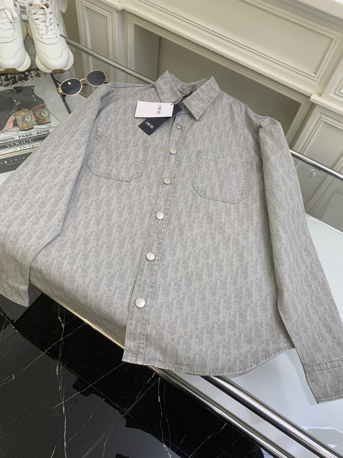 NO:316733,[Section of yarn-dyeing shirts] Official website price The fabric is made of [40s double-stranded fine bead sail cotton cloth], according to the Y-version color, order and dye the large-scale fabric color, using [bati technology], [open round mesh CD letter pattern], using [imported slurry], [active printing process], ready-to-wear for [enzyme drum washing], and matching [aluminum alloy with letter disc I-shaped buckle].,,shirts,alexander wang19860909【段染纱拔印衬衫】官网价 面料采用【40s双股细珠帆全棉布】,根据Y版打色订染大货面料颜色, 采用【蜡染工艺制作】,【开圆网CD字母花型】,采用【进口浆料】,【活性拔印工艺】,成衣进行【酵素滚筒洗褪】,配套【铝合金带字母圆盘工字扣】.,,shirts,alexander wang,Women's clothing