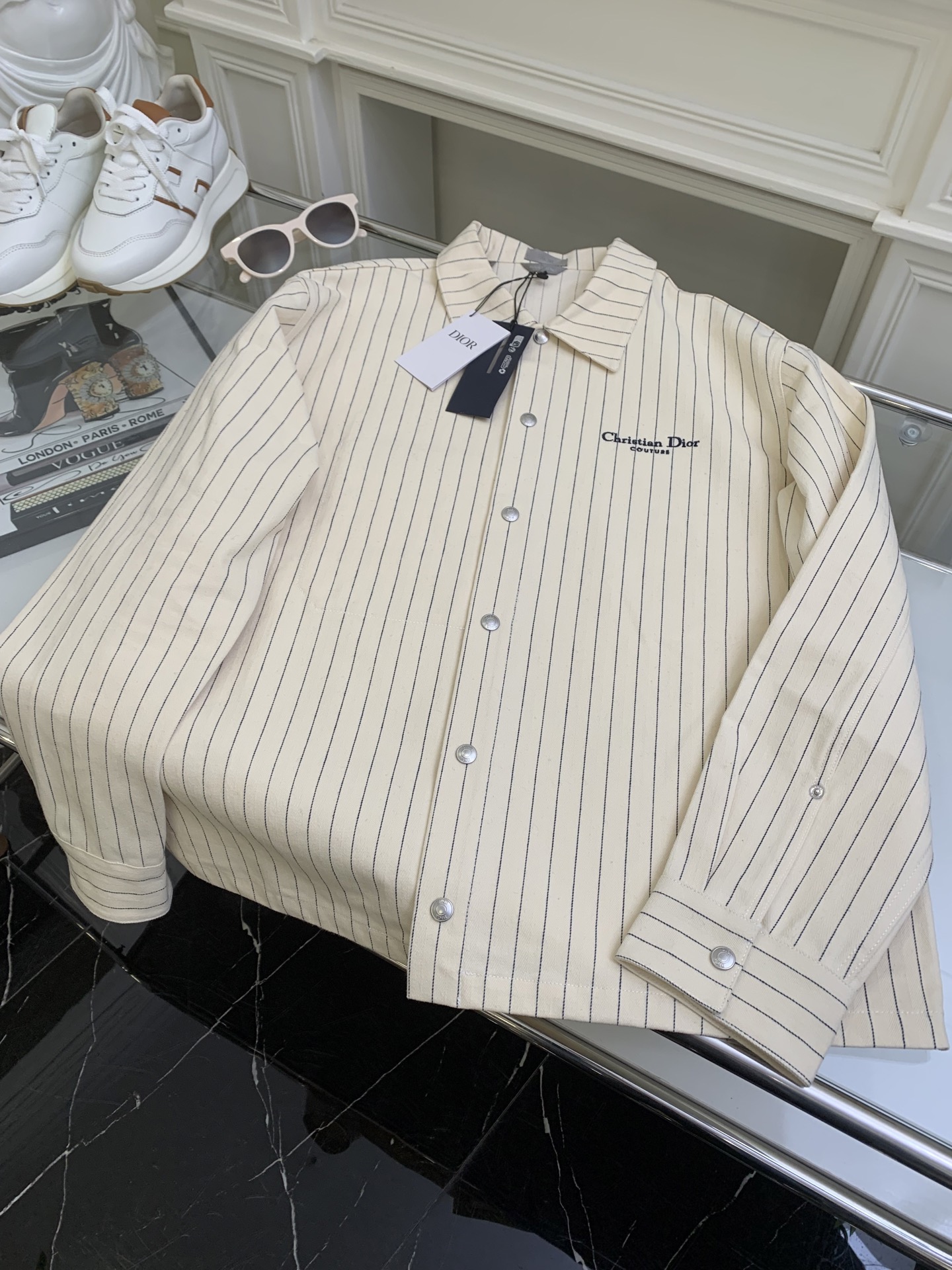 NO:316732,[Herge band striped embroidery shirt] Official website price Use [all cotton 16s yarn color woven fabric], [warp and weft density 96*58], disassemble the Y-version analysis yarn specifications, counting warp and weft density, [order and dyeing large-scale yarn color], use [large door jet color woven jacquard machine to woven embroidery cloth], the tissue can be weaved to the same herringbone density as Y-version, [finished door width reaches 3m], the front and back letters [line reduction flower hand-cut], front and back letters [Japanese imported Tajima embroidery machine], [three-dimensional glue cotton embroidery thread embroidery], and matching [aluminum alloy material glossy letter quad buckle].,,shirts,alexander wang19860909【人字纹条纹刺绣衬衫】官网价 采用【全棉16s纱线色织面料】,【经纬密度96*58】,拆解Y版分析纱线规格, 数点经纬密度,【订染大货纱线颜色】,采用【大门幅喷气色织提花机织造胚布】, 组织可以织到Y版一样的人字纹密度,【幅宽达到3m的成品门幅】, 前幅采用【线条还原花手工剪裁】,前后幅字母【日本进口田岛绣花机】,【立体胶棉质绣花线刺绣】,配套【铝合金材质亮面字母四合扣】.,,shirts,alexander wang,Women's clothing