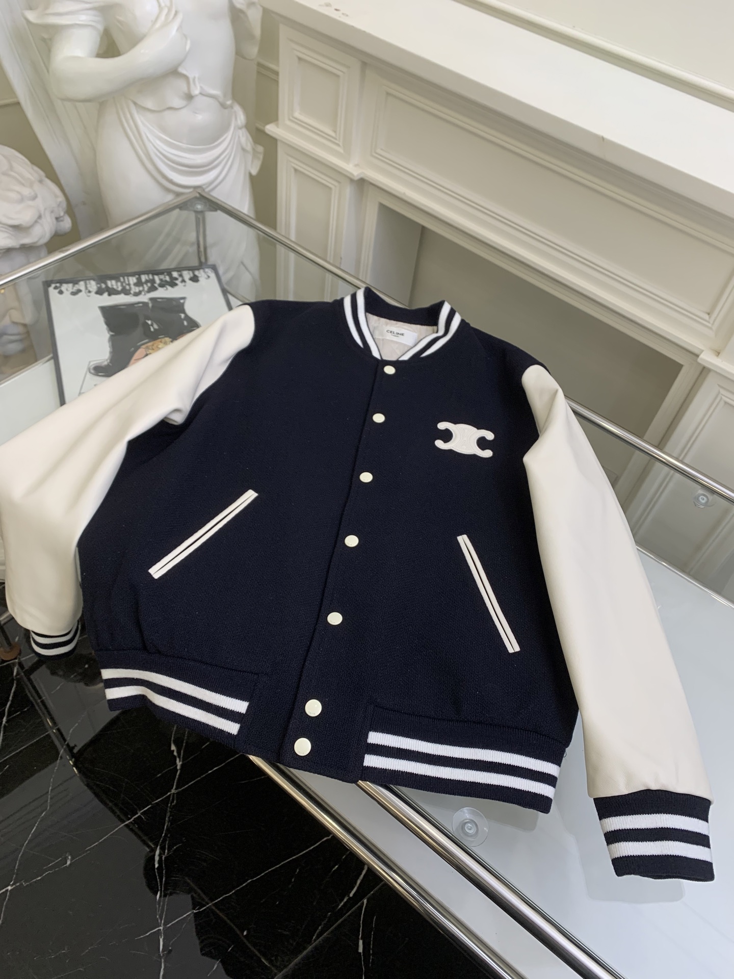 NO:316760,[Grade leather letters Zhangzai baseball uniform] Official website price The fabric is made of [50 wool acrylic blended yarn], [coarse wool blended yarn], [rapier machine colored wool wool jacquard pattern], [gram weight 600g], matching [man silk cotton 4*4 diamond plaid lining], and using [800# specification washing cotton  One-inch 9-pin spacing embroidery, sleeve lip bag   front and back zizi are both used [Teae sheepskin], spray painted according to Y-version color, the front zizizizizizizizizizizizizizizizizizizizizizizizizizizizizizizizizizizizizizizizizizizizizizizizizizizizizizizizizizizizizizizizizizizizizizizizizizizizizizizizizizizizizizizizizizizizizizizizizizizizizizizizizizizizizizizizizizizizizizizizizizizizizizizizizizizizizizizizizizizizizizizizizizizizizizizizizizizizizizizizizizizizizizizizizizizizizizizizizizizizizizizizizizizizizizizizizizizizizizizizizizizizizizizizizizizizizizizizizizizizizizizizizizizizizizizizizizizizizizizizizizizizizizizizizizizizizizizizizizizizizizizizizizizizizizizizizizizizizizizizizizizizizizizizizizizizizizizizizizizizizizizizizizizizizizizizizizizizizizizizizizizizizizizizizizizizizizizizizizizizizizizizizizizizizizizizizizizizizizizizizizizizizizizizizizizizizizizizizizizizizizizizizizizizizizizizizizizizizizizizizizizizizizizizizizizizizizizizizizizizizizizizizizizizizizizizizizizizizizizizizizizizizizizizizizizizizizizizizizizi19860909【真皮字母章仔棒球服】官网价 面料采用【50羊毛腈纶混纺纱线】,【粗支羊毛混纺纱】,【剑杆机色织米粒型提花纹路】,【克重600g】,配套【人丝间棉4*4菱形格纹里布】,采用【800#规格洗水棉 一寸9针间距绗绣】,袖子袋唇 前后幅章仔均采用【胎羊皮】,根据Y版颜色喷漆上色,前幅章仔【激光烧花】出真皮贴布,内里填充【海绵绣花机刺绣】而成,后幅章仔皮料毛样内里填充【硅胶材料】,【电动油压装置立体压花】,开字母模具冲压出单个字母,【手工油边封边】,【手工扫粉定位】字母间距,花样机粗线车字母,罗纹采用【30羊毛棉纱混纺纱线】,间色提花色织而成,配套CE字母对色圆形四合扣.,,sheepskin,alexander wang,Women's clothing