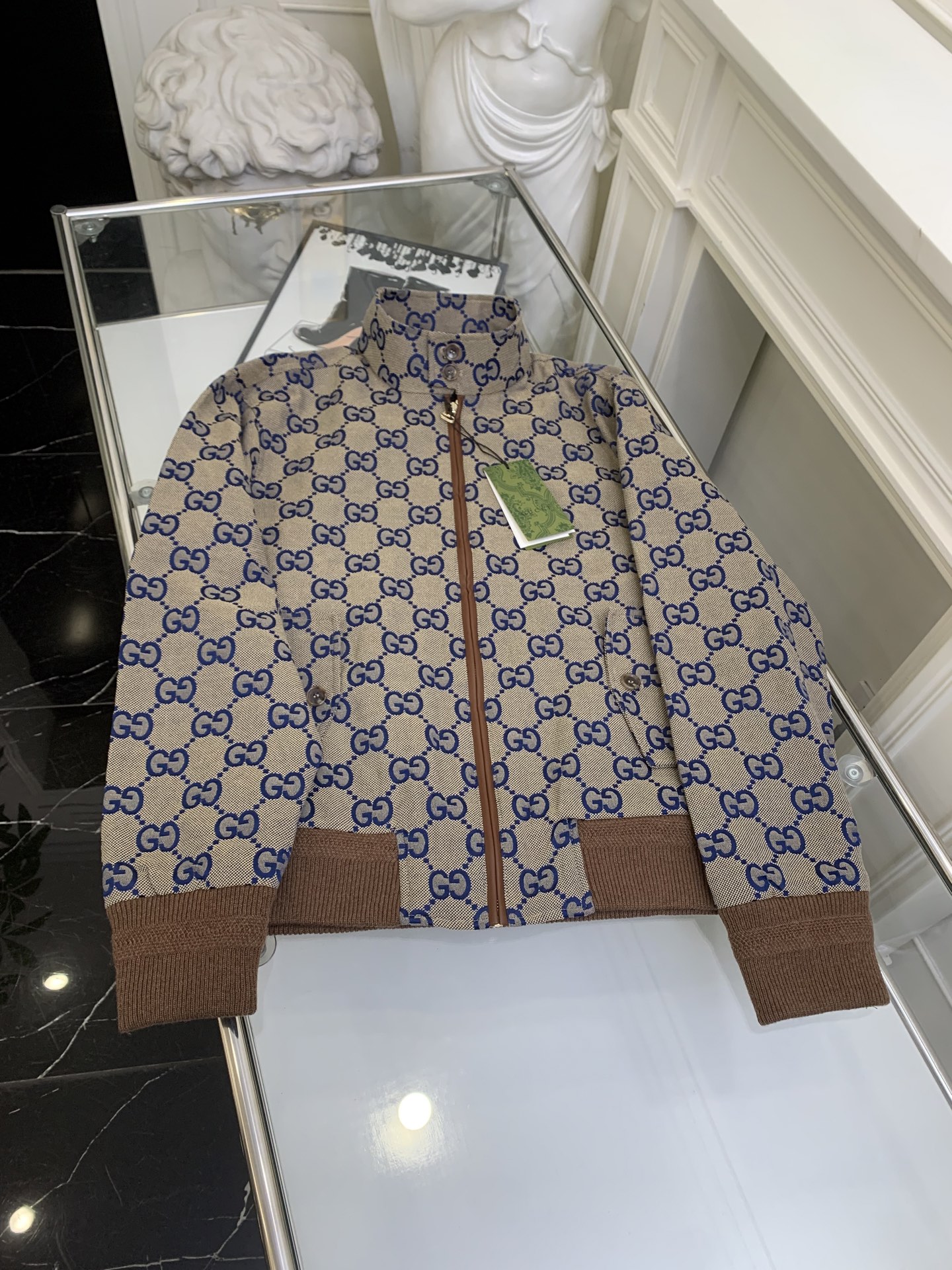 NO:315639,[Jagua GG Letter Jacket] Official Website Price The fabric is made of [50D polyester warp yarn], [weft yarn 8s cotton yarn], the color of the yarn is ordered, [rapier machine jacquard color woven fabric], the front and back of the whole piece of clothing [horizontal to letter flowers], the front and middle [restore flowers are all infrared hand-cut], one of the difficulties is [two lips in the bag are also restored], all are [paper-size hollow carving mold], single-piece cutting piece comparison position hand-sheared, time-consuming and labor-intensive, matching [30 sheep wool yarn], [imported loom] weaving, [scoop jacquard process], lining [twill twill satin], front plaque splicing [real sheepskin contrast webbing strip], [corn tooth 5# paper clip hanging light gold zipper], back hang [light gold gourd chain],  Supporting [resin wavy pattern], engraved letters on both sides, hand-sewn buckles.,,jackets & coats,sheepskin,alexander wang19860909【提花GG字母外套】官网价 面料采用【50D涤纶经纱】,【纬纱8s全棉纱线】, 订染纱线颜色,【剑杆机大提花色织布】,整件衣服前后幅【水平对字母花】, 前中【还原花全部红外线手工裁剪】,难度之一的是【两个插袋袋唇也是还原花】, 全部用【纸样镂空雕模】,单件裁片对比位置手剪,费时费力, 配套【30羊仔毛纱线】,【进口织机】织造,【挑撞提花工艺】, 里布【斜纹天丝缎面】,前门襟拼【真绵羊皮撞色织带条】, 装【玉米牙5# 回形针挂坠浅金拉链】,后幅挂【浅金葫芦形链条】, 配套【树脂波浪纹】,两侧刻字母手缝扣.,,jackets & coats,sheepskin,alexander wang,Women's clothing