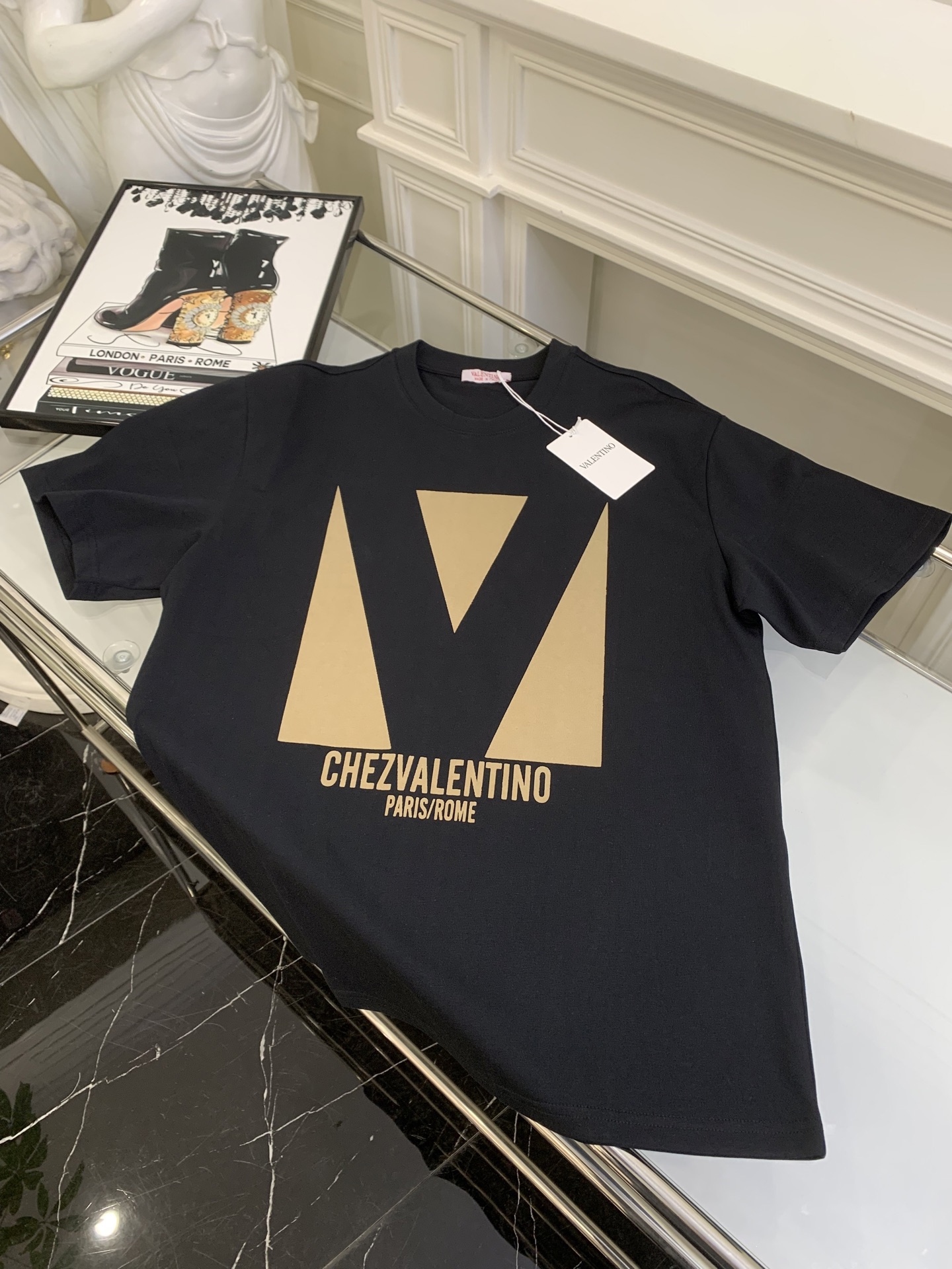 NO:311832,Original list VLTN Valentino's big V printed T-shirt that is popular all over the Internet Simple style design, but it is deeply loved by beautiful girls. 2 colors of black and white Smlxl, valentino,tees, t-shirt, alexander wang19860909原单 VLTN 华伦天奴火遍全网的大V印花T恤 简约的风格设计,但是却深受靓仔靓女们的喜爱 黑白2个色Smlxl,,valentino,tees，t-shirt,alexander wang,Women's clothing