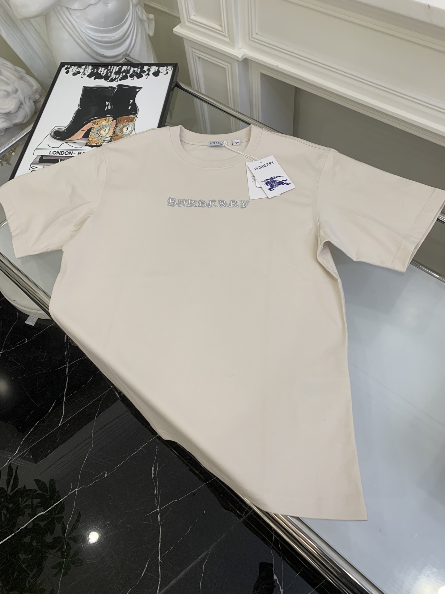 NO:311838,bbr 2025ss Spring and Summer New Micro-label Printed Cotton Loose Short-sleeved Shirt, a belated good product!  Personalized London micro-label, couples with versatile pure cotton short-sleeved short-sleeved shirt!  The loose-fitting short-sleeved shirt is made of flat cotton fabric. How can bur be missing in this spring and summer? This loose-fitting short-sleeved shirt is the best matching item I offer to bur fans in spring and summer. It is an absolute treasure. The short-sleeved series that trendy men and women must buy!  !  Branded foam logo print!  The overall loose configuration is more youthful and sporty, highlighting the fashionable feeling of the modern city. The upper body is grand and brilliant, with excellent results. The combination is even more worry-free and labor-saving. Whether it is leisure sports or high street travel, you can easily control it!  !  Size S-xI, Burberry, T-shirt, alexander wang19860909bbr 2025ss春夏新款微标印花棉质宽松短袖恤衫,迟来的好货好款！个性伦敦微标,情侣款百搭纯棉短袖短袖恤！ 宽松版型的 短袖 恤衫,采用平织棉质面料打造,这个春夏怎可缺少bur的身影呢,这款宽松短袖便是我献给bur 粉丝开春春夏最佳的搭配单品,绝对的珍品,潮男潮女必入的短袖系列！！装牌发泡徽标印花！整体宽松的版型配置,更具青春运动风格,凸显现代都市的时尚感,上身大气出彩,效果极佳,搭配更是省心省力,无论是休闲运动还是高街出行,都能轻松驾驭！！ 尺码S-xI,,burberry,T-shirt,alexander wang,Women's clothing