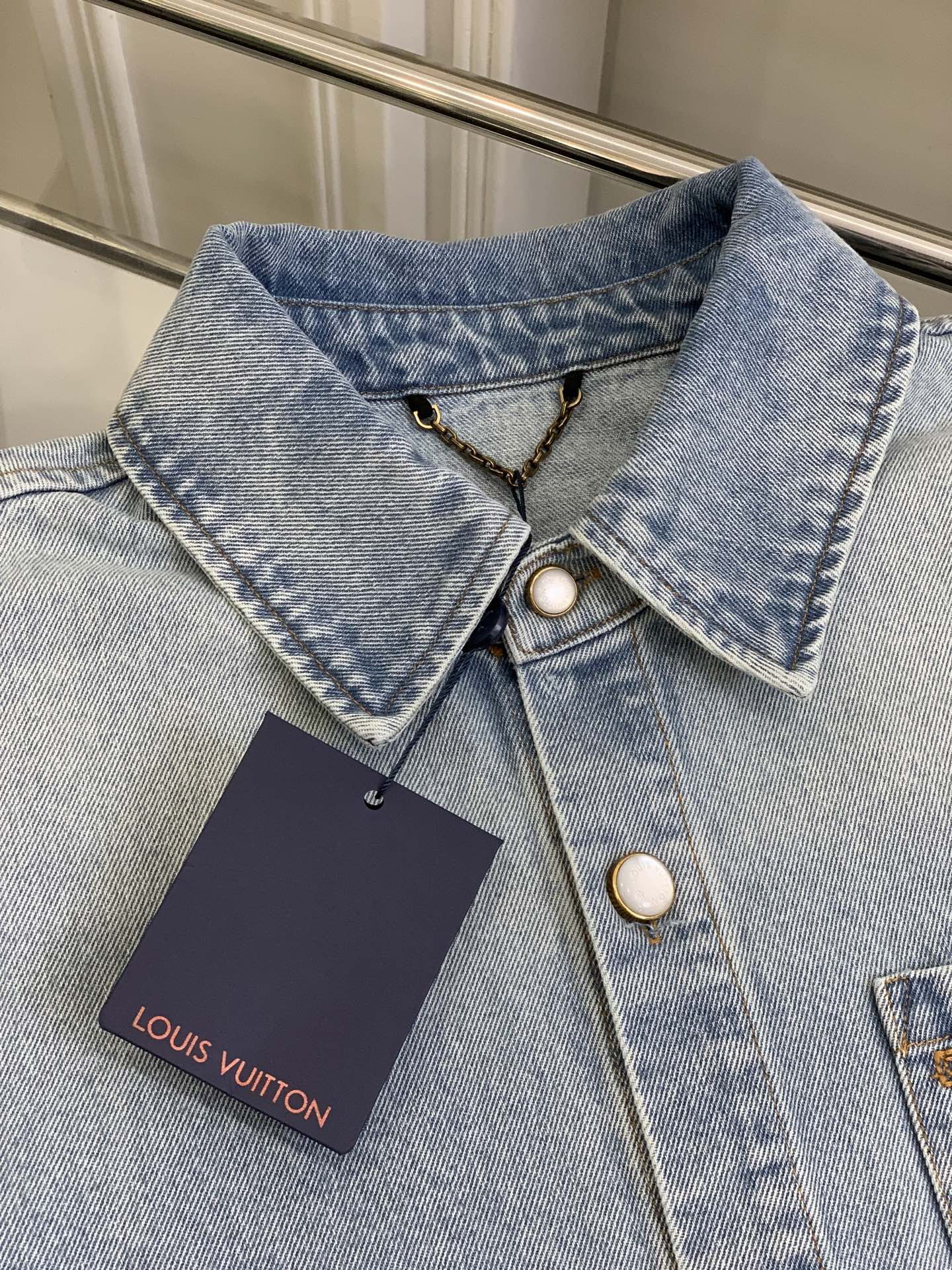 NO:311822,lv 25ss early spring new short-sleeved denim shirt is sand-washed Japanese denim cloth, and it is eye-catching and bright, and it is based on exquisite craftsmanship to upgrade daily style. Pearl buttons are highlighted in detail, chest pockets, logo embroidery and back suede, and stickers express the brand identity. Numbers.m.l.xl.,,louis vuitton,shirts,T-shirt,alexander wang19860909lv 25ss早春新款短袖牛仔衬衫为砂洗日本丹宁布勾勒醒目明线,依托精湛匠艺升级日常造型.珠光纽扣点睛考究细节,胸袋 标识刺绣和后部正绒面革 贴饰抒写品牌身份. 码数s.m.l.xl.,,louis vuitton,shirts,T-shirt,alexander wang,Women's clothing