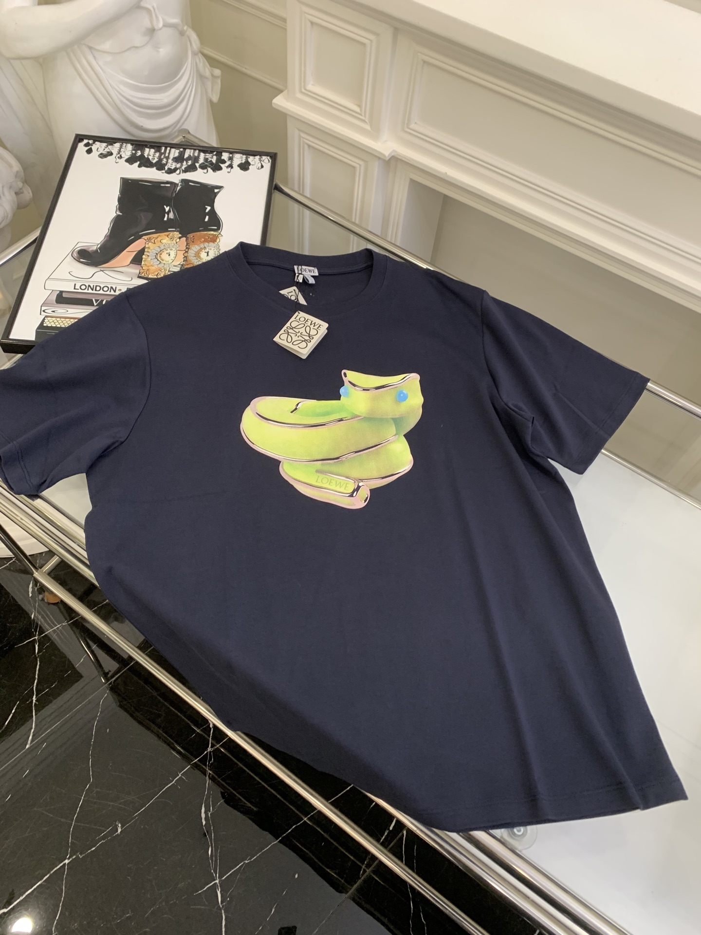 NO:311826,Loew*2025 new product is available on the shelves. Small green snake round neck print T. Customized yb imported twill cotton material. Breathable and comfortable. The chest is decorated with a small green snake-shaped print pattern and echoes the New Year's zodiac signs. Show the brand tone. Simple and fashionable create a personal style. Face and auxiliary materials are developed. Loose short-sleeved T-shirt tailoring. Single wear and inner wear is brilliant and fashionable. 25 early spring new products, loewe, T-shirt,tees, t-shirt,alexander wang19860909loew*2025新品上架 小绿蛇圆领印花T 定制yb进口斜纹全棉材质 透气舒适 胸前饰以小绿蛇形印花图案缠绕呼应新年生肖 彰显品牌调性 简约时尚随心打造个性风格 面辅料开发 宽松短袖t恤剪裁 单穿内搭都出彩时髦25早春新品,,loewe,T-shirt,tees，t-shirt,alexander wang,Women's clothing