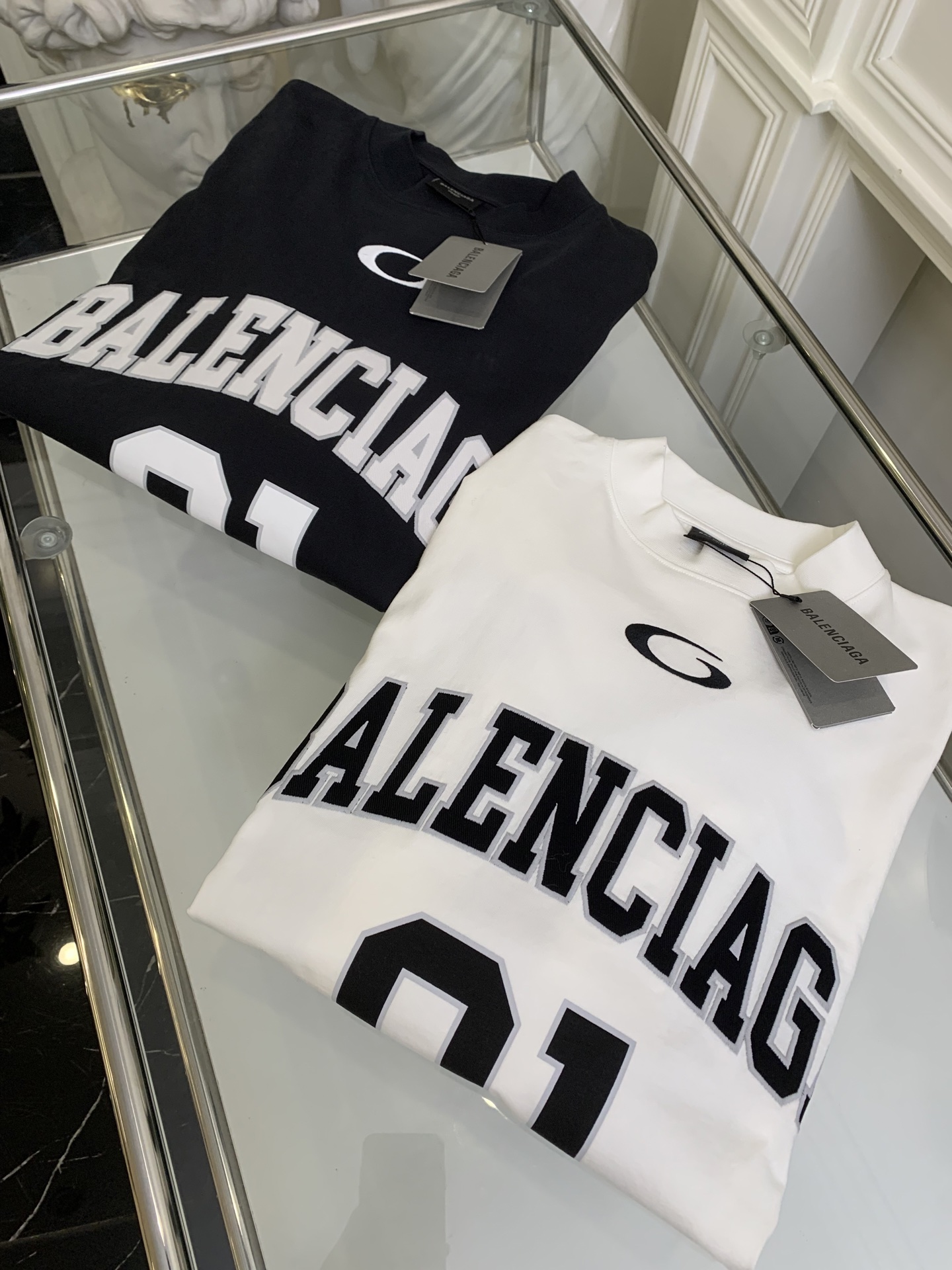 NO:321260,[No. 1 ball uniform embroidered long-sleeved T-shirt] Official website price (3028T) The fabric is made of [16s single yarn combed cotton jersey], [grg weight 230g], matching pairs [this cloth color 1*1 horizontal woven rib], front and back web adopt [elliptical machine silk screen glue printing], front web adopt [domestic high-speed embroidery machine] embroidered, [laser burnt letter patch], 7s*7s twill contrast fastness cotton cloth, hem flat car color-blocking woven jacquard woven label, woven label adopt [Japanese imported white fine silk material].,,tees, t-shirt,alexander wang19860909【1号球服刺绣长袖T恤】官网价（3028T） 面料采用【16s单纱精梳棉平纹布】,【克重230g】, 配套对【本布色1*1横版机织造罗纹】,前后幅采用【椭圆机丝网胶浆印花】, 前幅采用【国产高速绣花机】刺绣,【激光烧花字母贴布】, 7s*7s斜纹撞色牢度全棉布,下摆平车拼色织提花织唛, 织唛采用【日本进口白精丝材质】 .,,tees，t-shirt,alexander wang,Women's clothing