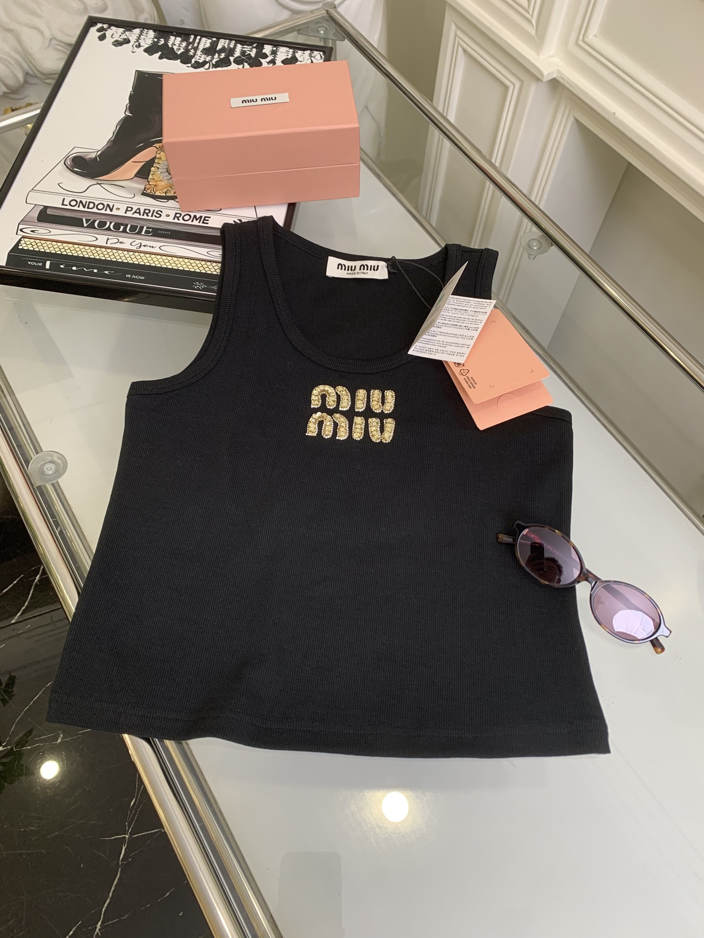 NO:321239,A vest and sweater are essential in spring~~ When worn in the jacket, the glittering letters are revealed, jackets & coats, alexander wang19860909开春了一件背心搭配针织衫必不可少的呀～～ 穿在外套里面正好露出闪闪的字母,,jackets & coats,alexander wang,Women's clothing