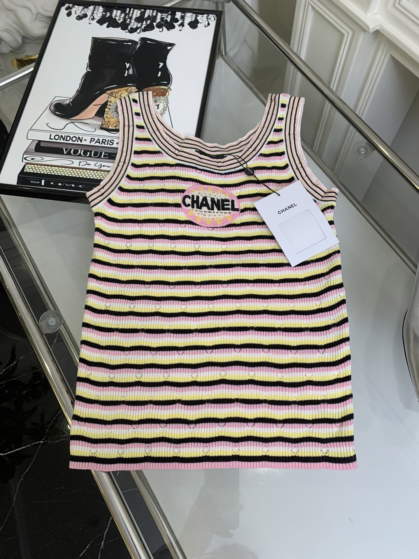 NO:321746,Short-sleeved vest The latest series of tops in early spring!  Colorful stripes The breath of early spring is coming, it’s time to add a touch of color to your wardrobe!  This Chanel color striped shirt is really a glance, I love you for ten thousand years!  It comes from Chanel's latest collection in early spring, with a full sense of design, and when worn, I feel like I am full of vitality and youth. The striped color combination is simply amazing!  Every color of the color seems to be carefully selected, and it is both harmonious and eye-catching when combined. Walking on the street is definitely the focus of the crowd!  ,chanel,T-shirt,alexander wang19860909短袖 背心 早春最新系列上衣！彩色条纹 早春的气息扑面而来,是时候为你的衣橱添上一抹亮色啦！ 美这款 Chanel 的彩色条纹衫,真的是一眼万年,爱了爱了四！它来自 Chanel 早春最新系列,设计感十足,穿在身上感觉整个人都充满了活力与青春的气息 条纹的色彩搭配简直太绝了！的每一种颜色都像是 精心挑选过的,组合在一起既和谐又抢眼.走在街 上,绝对是人群中的焦点所在！,,chanel,T-shirt,alexander wang,Women's clothing