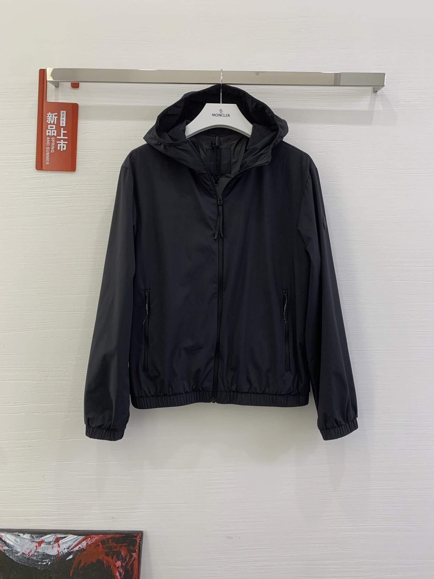 NO:318023,The 25 new hooded casual outdoor zipper jacket The hooded thin jacket is light and comfortable, suitable for spring and autumn wear, and is made of high-quality fabrics, soft and breathable, wind-proof and water-proof, suitable for changing weather. The hooded design adds a sense of leisure, the zipper opening and closing is convenient and practical, the cuffs and hem are shrinking, fit the body. Simple and fashionable design, varied matching, suitable for daily commuting or outdoor activities. It is light and easy to carry, and is ideal for spring and autumn. Moncler, jackets & coats, jackets & coats, hats, alexander wang19860909蒙口25新品连帽休闲户外拉链夹克 蒙口连帽薄款夹克拉链外套,轻盈舒适,适合春秋季节穿着,采用高品质面料,柔软透气,防风防泼水,适合多变天气 连帽设计增添休闲感,拉链开合方便实用,袖口和下摆收缩设计,贴合身形 简约时尚的设计,搭配多样,适合日常通勤或户外活动.轻便易携带,是春秋季节的理想选择,,Moncler,jackets & coats,jackets & coats,hats,alexander wang,Women's clothing