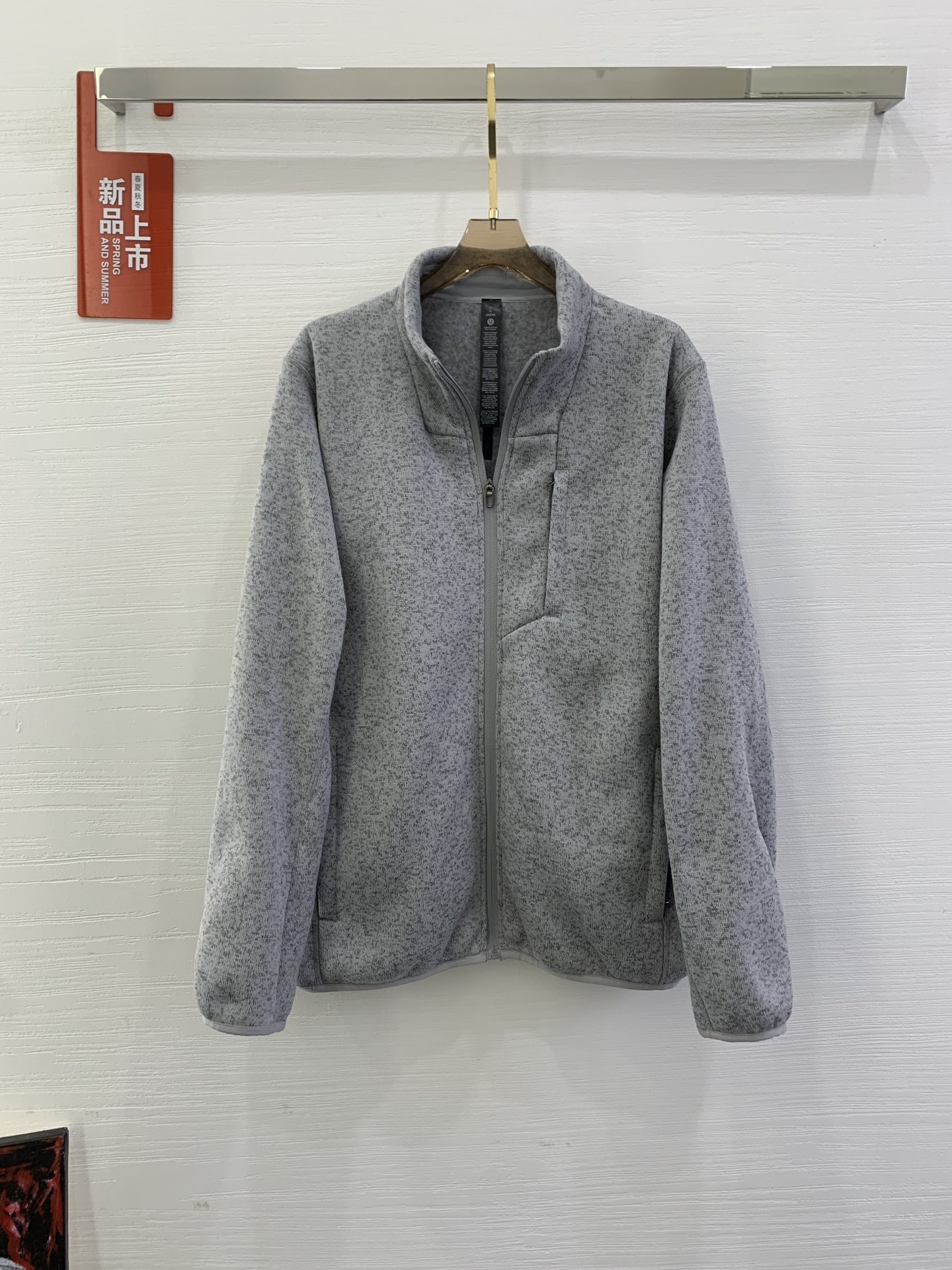 NO:318008,Men's brushed inner knitted jacket | lululemon | reputation goods!  !  Double-sided Ao Fleece Jacket for Outdoor Brand Order!  After working for many years, the quality Y-line factory is directly closed!  I believe you will buy it back when you are priced at a high price!  Fried chicken with comfortable double-sided Aogranule fur fabric, double-sided plush, warm upper body. The suede is delicate, firm and fleshy, light and soft, not heavy, thick, fluffy and soft, and does not shed hair. The windproof and cold protection effect is excellent. In autumn and winter, you will like this warm and velvety texture, which is light enough to decompress~ The silhouette is harsh and smooth, and can accommodate all body shapes, but it will not appear bulky and bloated. The upper body is gray and light!  !  It won't press the body at all. The classic stand-up collar is worn outside in late autumn and can be superimposed on the jacket in winter. The elastic cuff design allows you to keep warm in all directions!  !  The pocket has a zipper, so it can also warm the hand and concave shape, which is very practical. The slightly lowered shoulder style is modified and the shoulder and trapezoidal muscles are easy to control. SMLXLXXL. S Shoulder width 43 bust 115 Sleeve length 67 Sleeve length 62 m Shoulder width 44.5 bust 119 Sleeve length 69 Sleeve length 63 L Shoulder width 46 bust 123 Sleeve length 71 Sleeve length 64 xl Shoulder width 47.5 bust 127 Sleeve length 73 Sleeve length 65 xxl Shoulder width 49 Bust 131 Sleeve length 75 Sleeve length 66,,jackets & coats,jackets & coats,alexander wang19860909男士拉绒内里针织夹克外套丨lululemon丨 口碑货！！户外品牌订单的双面奥粒绒外套！ 合作多年,品质Y直在线的工厂,老客直接闭眼入！ 炒髙性价比,相信你定会来回购！ 炒鸡舒适的双面奥粒绒面料,双面毛绒,上身温暖 绒面细腻,质地紧实有肉感,轻盈柔软不厚重 厚实蓬松柔软,而且不掉毛哦~防风御寒效果狠出色 秋冬就会狠喜欢这种暖绒绒的质感,分量又足够轻盈解压~ 廓形狠流畅,能包容各种身型,但是不会显得笨重臃肿 上身灰常轻盈！！一点也不会压身 经典立领,晚秋外穿,冬季可以叠加在外套里面 松紧袖口的设计,全方位御寒保暖！！ 口袋有拉链,置物莄安心~还能暖手凹造型,实用性狠强 微落肩款,修饰肩背和斜方肌,肩宽背厚的家属也轻松驾驭 码数 SMLXLXXL. S 肩宽43胸围115 衣长67 袖长62 m肩宽44.5胸围119 衣长69 袖长63 L 肩宽46胸围123 衣长71 袖长64 xl肩宽47.5胸围127 衣长73 袖长65 xxl肩宽49 胸围131 衣长75 袖长66,,jackets & coats,jackets & coats,alexander wang,Women's clothing