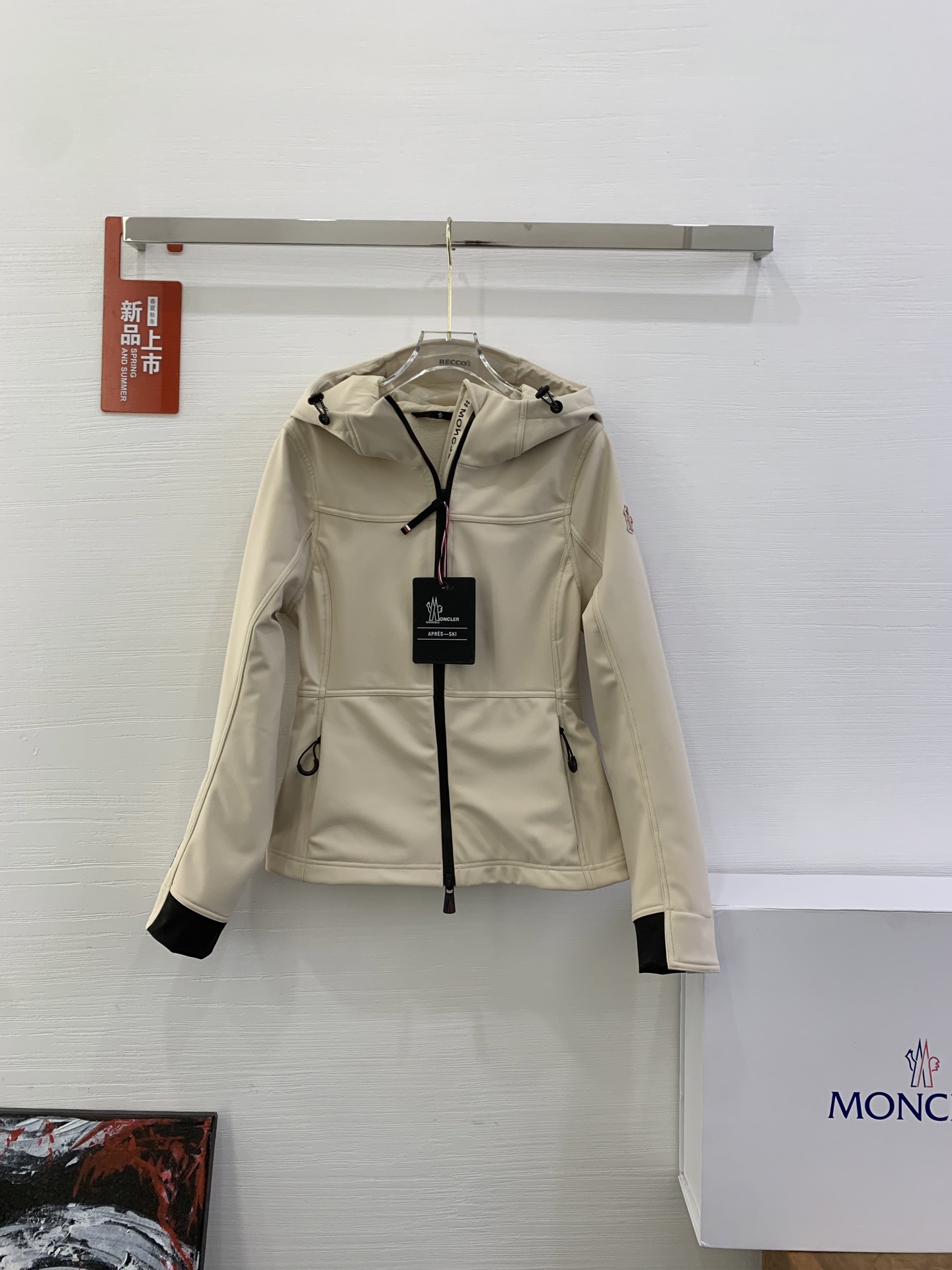 NO:463141,Moncler masked women's Zumeles short jacket waterproof nylon hooded soft shell jacket new size 0123 I have a dream of skiing, waist-filled and windproof jacket snow lightweight and no burden ∞ Professional skiing essential items White waist-filled Grenoble spring and summer jacket Who says functional jackets cannot be both beautiful? The style is super good and the waist looks good. Who wears them, Dynamic series is getting more and more beautiful, Moncler, jackets & coats, jackets & coats,hats,alexander wang19860909Moncler蒙口女装Zumeles短款夹克防水尼龙连帽软壳外套新款 码数0123 我有一个滑雪參梦 收腰款加绒防风外套雪 轻便无负担∞ 专业人士的滑雪必备单品 白色收腰Grenoble 春夏外套 谁说功能性的外套不能兼具美貌 版型超好相当显腰身 谁穿谁好看 Dynamic 系列越来越美噜,,Moncler,jackets & coats,jackets & coats,hats,alexander wang,Women's clothing