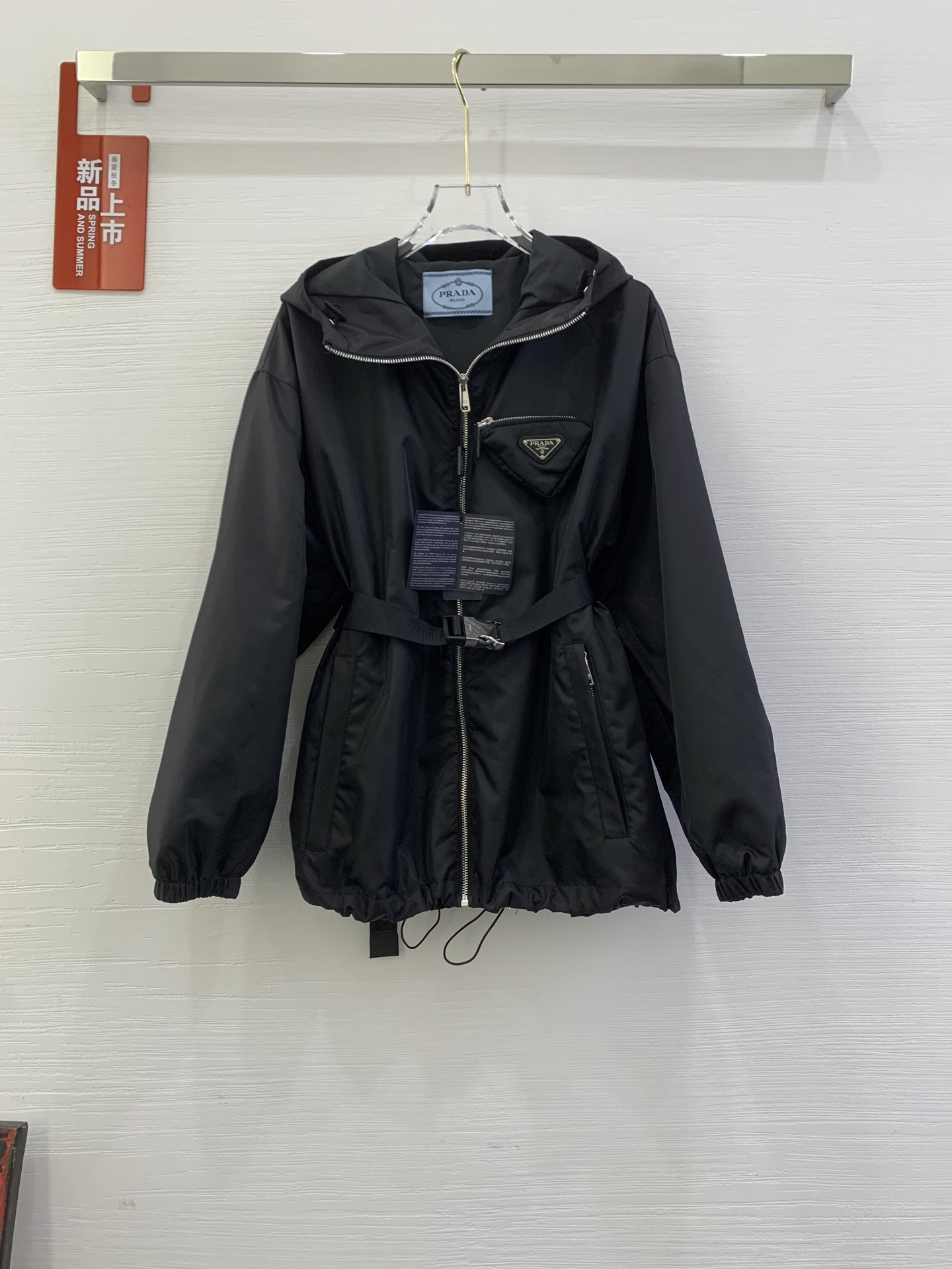 NO:319319,Prada's new hooded belt windbreaker The new jacket is made of recycled nylon made of marine waste, which has a unique sense of technology and design level. The exquisite functional details inject rich connotations into the sporty minimalist design style. · Regular style· Collar with hood· Straight tailing sleeves· Zipper zipper tuck · Classic triangle design on chest · Regular shoulders· Straight tailing hem· Elastic bundle · Enamel triangle metal logo, Prada, Jackets & coats, Hats, Alexander wang19860909Prada 新款连帽腰带风衣 新款夹克甄选回收海洋废弃物所制的再生尼龙材质打造,别具科技感与设计层次.精致的功能性细节为运动风极简主义设计格调注入丰富内涵. ·常规版型·衣领配兜帽·直裁衣袖·拉链拉合 ·胸口经典三角包设计 ·常规肩部·直裁下摆·弹力束绳 ·涂珐琅三角形金属徽标,,prada,jackets & coats,hats,alexander wang,Women's clothing