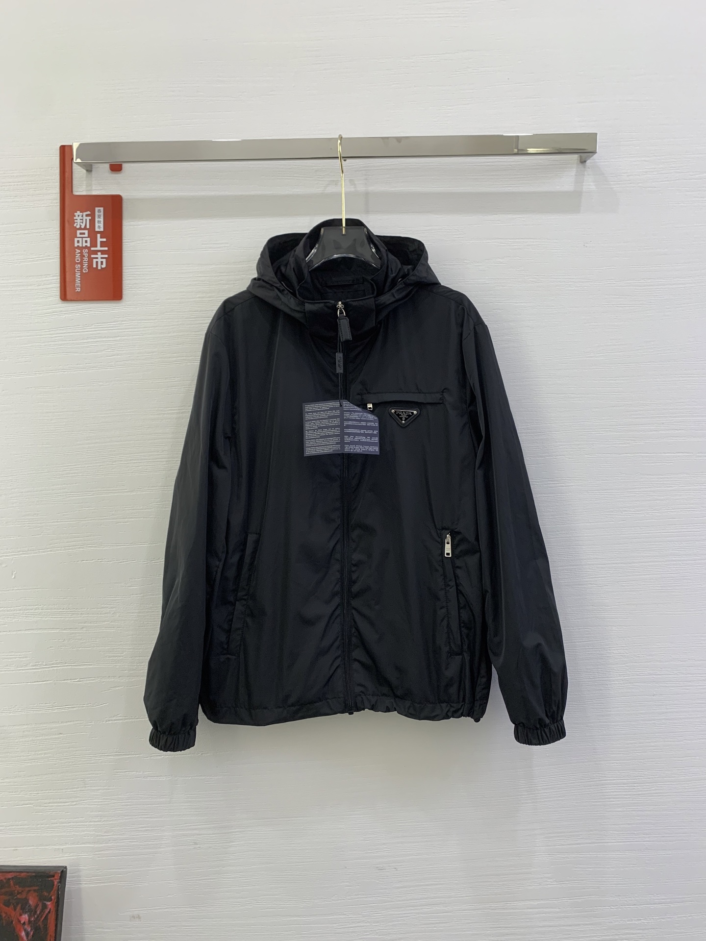 NO:319315,【Prada】Triangle-label windbreaker Top-level high-end version P home hooded loose windbreaker Super cool windbreaker, pure black background, paired with the most popular inverted triangle logo design at the moment!  No matter how minimalist the design is, it cannot be ignored!  Excellent texture, not the cheap feeling of the market version!  The outer layer of imported nylon fabric is smooth and comfortable, wide and stylish, lightly waterproof, has unique memory characteristics, the performance stability of the fabric is full of tone~ Customer-supplied zipper The texture is thick, the lettering is clear, the design with highlights and design points is very exquisite, and the texture is first-class with the fabric. It is stylish, the fabric is easy to handle, the feel is smooth, and it has good breathability and comfort!  A style that takes into account both fashion!  !  - Size 48-50-52-54-56,,prada,hats,alexander wang19860909【Prada】三角标风衣 顶级高版本 P家连帽宽松风衣 超酷的风衣,纯黑色底色,搭配当下最流行的倒三角logo设计！ 再极简设计也无法忽视它的高级炫酷美！ 质感极好 不是市面版本的廉价感！ 外层客供进口尼龙面料 手感爽滑舒适,挺阔有型 轻微防水 具有独特的记忆特性 面料的性能稳定性 腔调十足～ 客供拉链 质感厚实,刻字清晰,很有亮点和设计点的设计非常精致,配合面料细腻,质感一流. 穿着有型,面料易于打理,手感顺滑,具有良好的透气性和舒适性！与时尚兼顾的一款！！ - 尺码48-50-52-54-56,,prada,hats,alexander wang,Women's clothing