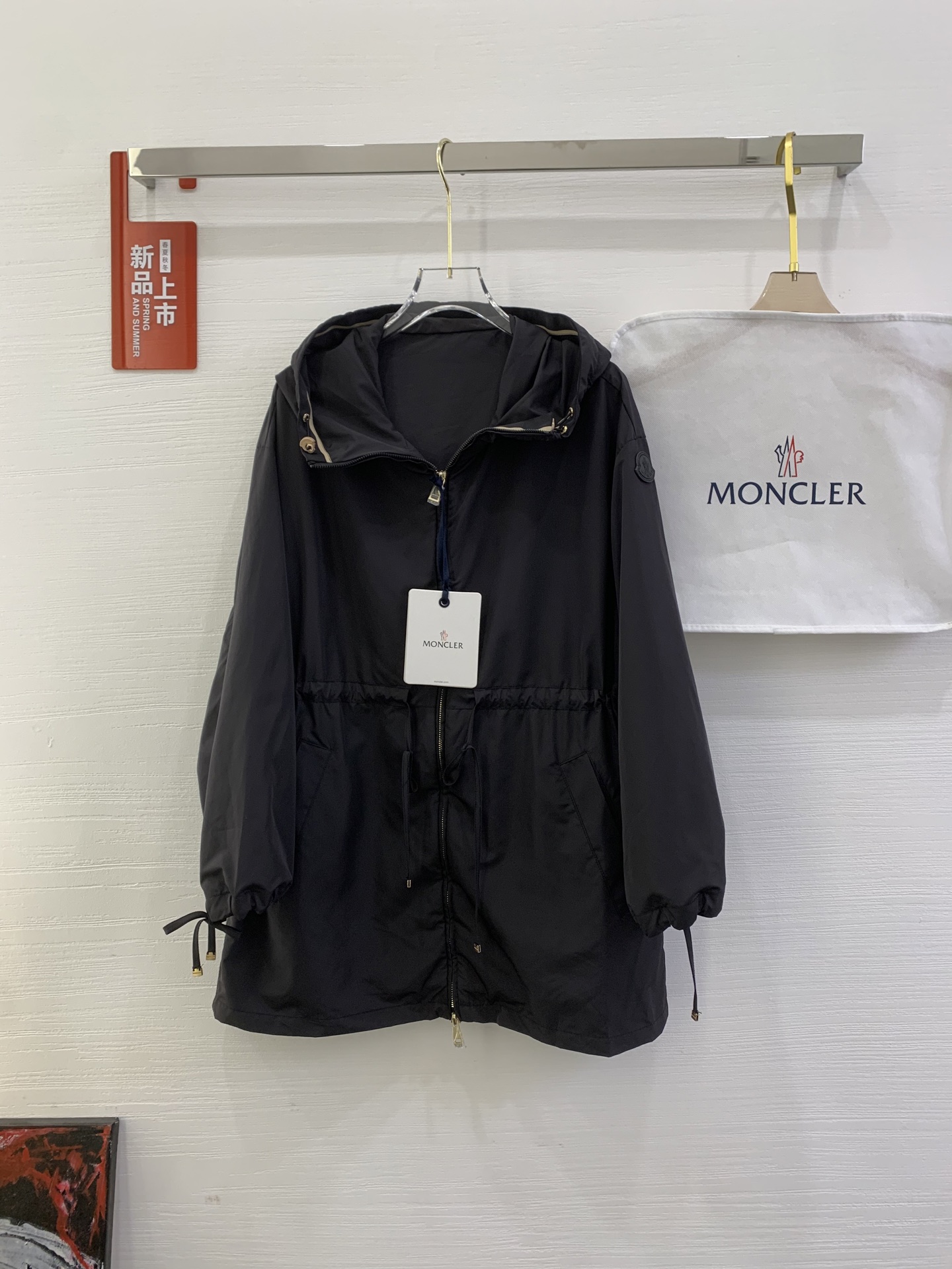 NO:328878,Moncler Mengkeli's new Saverne casual and thin waist-retracting drawstring windbreaker adopts waist-retracting drawstring sleeve drawstring technology, a new design. Number of 0-1-2, Moncler, alexander wang19860909Moncler盟可睐新款Saverne休闲轻薄收腰抽绳风衣 采用收腰抽绳袖子抽绳工艺,全新设计 码数0-1-2,,Moncler,alexander wang,Women's clothing