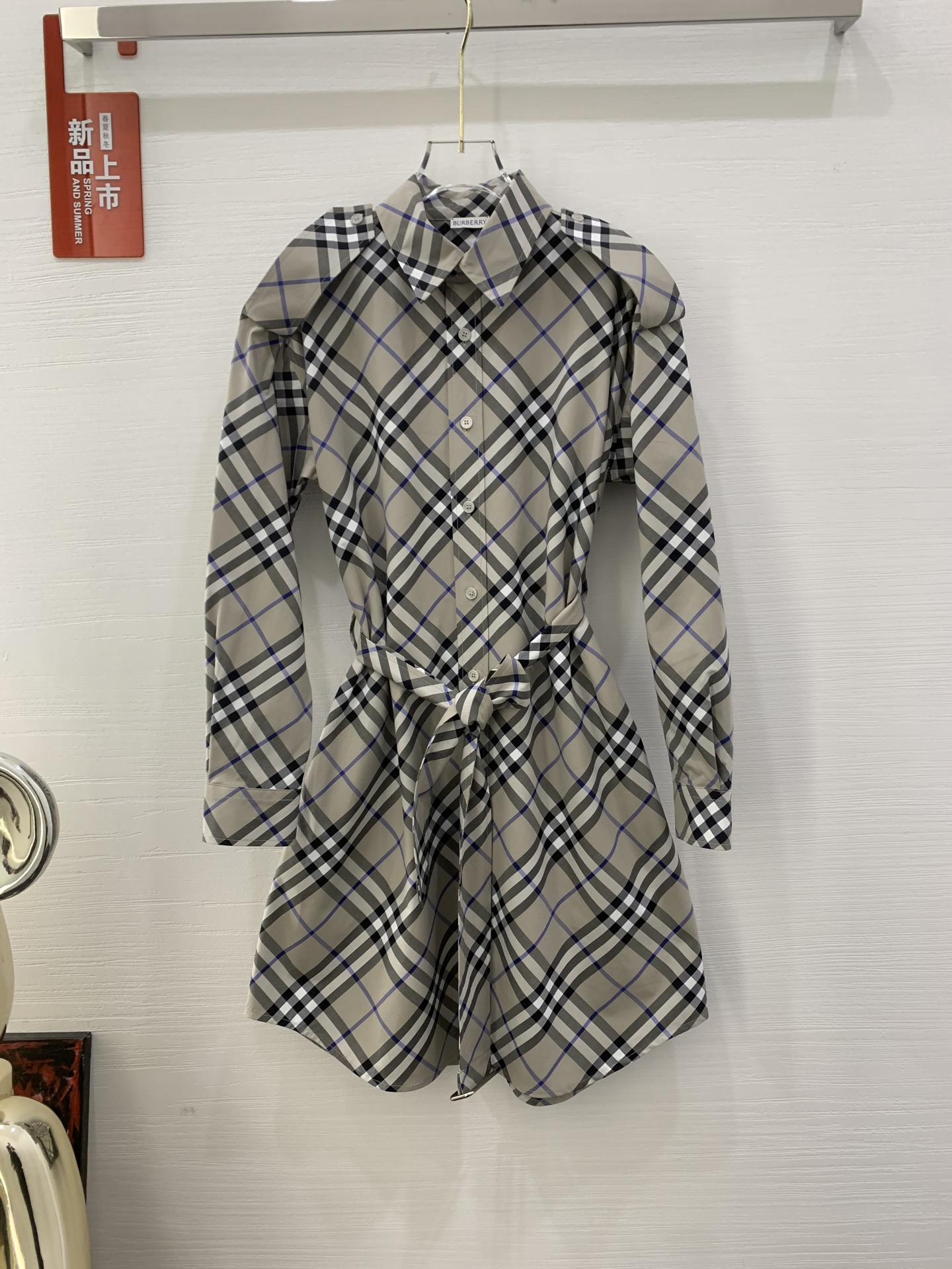 NO:328860,Bbr plaid dress Size s.m.l.xlBURBERRY universal outfit is here. This dress is really on my heart. Haha. The new Burberry tiled contrasting dress is really age-reducing. It looks white in skin. My little fairies can try it. The material is very comfortable, simple and versatile. It is my favorite style~ Welcome everyone, burberry, skirts, alexander wang19860909Bbr格子连衣裙 码数s.m.l.xlBURBERRY万能穿搭来咯 这套连衣裙真的嗑在我的心巴上哈哈 新款Burberry斜格纹撞色连衣裙 真的很减龄哇,很显肤白,我的小仙女们可以去试试哦,材质很舒服,简单又百搭,是我喜欢的风格~欢迎大家来,,burberry,skirts,alexander wang,Women's clothing