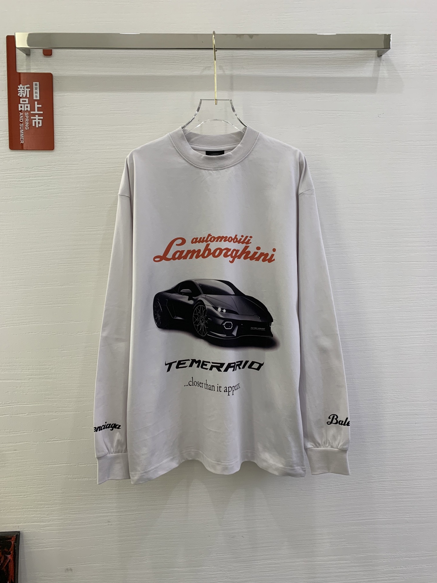 NO:326824,-BALENCI*GA Paris joint-branded Lamborghini Lamborghini front and back, left and right sleeves direct spray printed long-sleeved T-shirt. The print is direct sprayed by computer. The letters are clear and the effect is three-dimensional. Exclusive version fixed weaving and dyeing 280g fabric. The threads are the same as the cylinder fixed dyeing, zero color difference. The style is OS loose shoulder-shoulder style. Welcome to compare. Men and women's styles -Color white gray -SIZEXs S M L,,balenciaga,tees, t-shirt,alexander wang19860909-BALENCI*GA 巴黎联名兰博基尼Lamborghini前后面 左右袖直喷印花长袖T恤.印花釆用电脑直喷.字母清晰.效果立体.独家对版定织定染280g面料.螺纹同缸定染零色差.版型釆用OS宽松落肩版型 欢迎对比 男女同款 -Color白灰  -SIZEXs S M L,,balenciaga,tees，t-shirt,alexander wang,Women's clothing