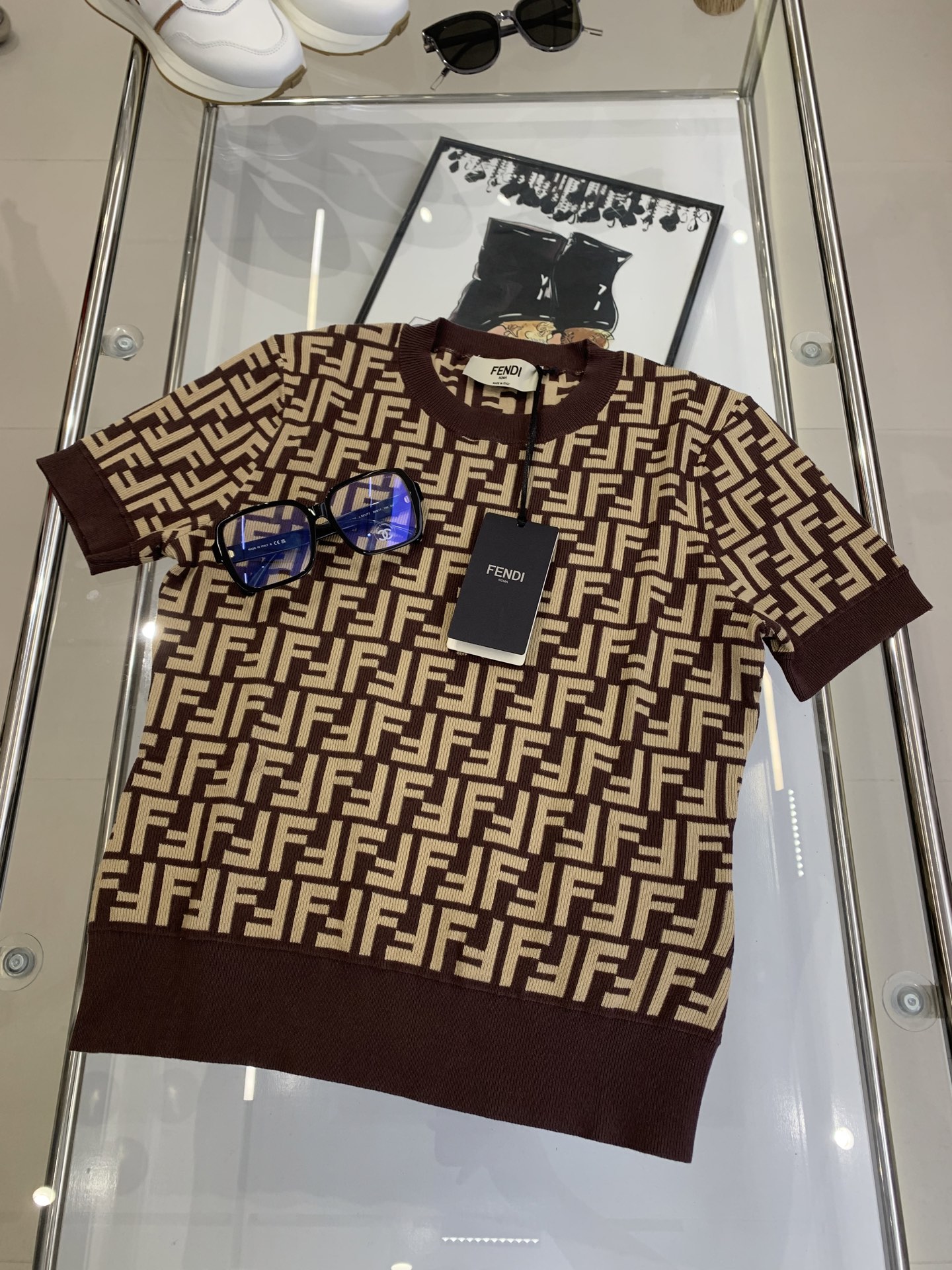 NO:326841,FENDI new knitted short sleeves. Round neck short sleeves. Jacquard cotton knitted material, decorated with denim blue signature FF pattern. Ribbed trim. Size s.m.l, fendi, T-shirt, alexander wang19860909FENDI新款针织短袖.圆领短袖.提花棉质针织材质,饰有牛仔蓝标志性FF图案.饰有罗纹饰边. 码数s.m.l,,fendi,T-shirt,alexander wang,Women's clothing