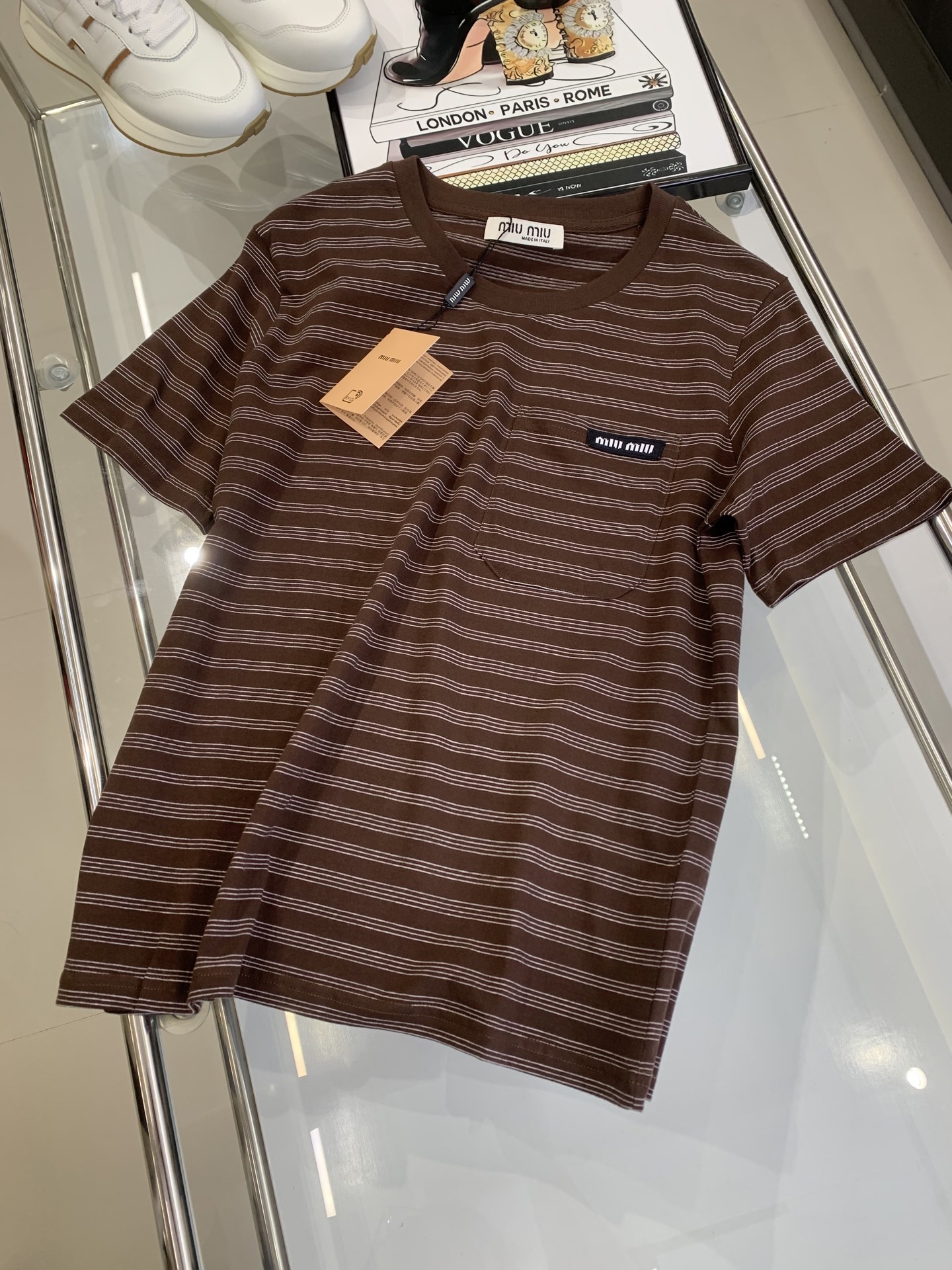 NO:326818,Miumi* 25Ss early spring new style, simple and versatile contrasting striped round neck short-sleeved T-shirt丨Exclusive high-end production!  Classic striped design, the perfect length of the clothes, the upper body is super inclusive, and the versatile style is amazing!  The collision of colors is YYDS, whether worn alone or layered, and the comfort and close-fitting wear is all about. Details are online. Sisters, just feel at ease!  S/M/L, miumiu, T-shirt,tees, t-shirt,alexander wang19860909Miumi* 25Ss早春新款 简约百搭撞色条纹圆领短袖T恤丨独家高版出品！经典条纹设计 永远不会过时恰到好处的衣长上身包容性超强 百搭版型绝绝子！颜色的碰撞无论单穿还是叠穿都是YYDS舒适感贴身穿着都 细节在线 姐妹们 放心入就对了！现货发售S/M/L,,miumiu,T-shirt,tees，t-shirt,alexander wang,Women's clothing