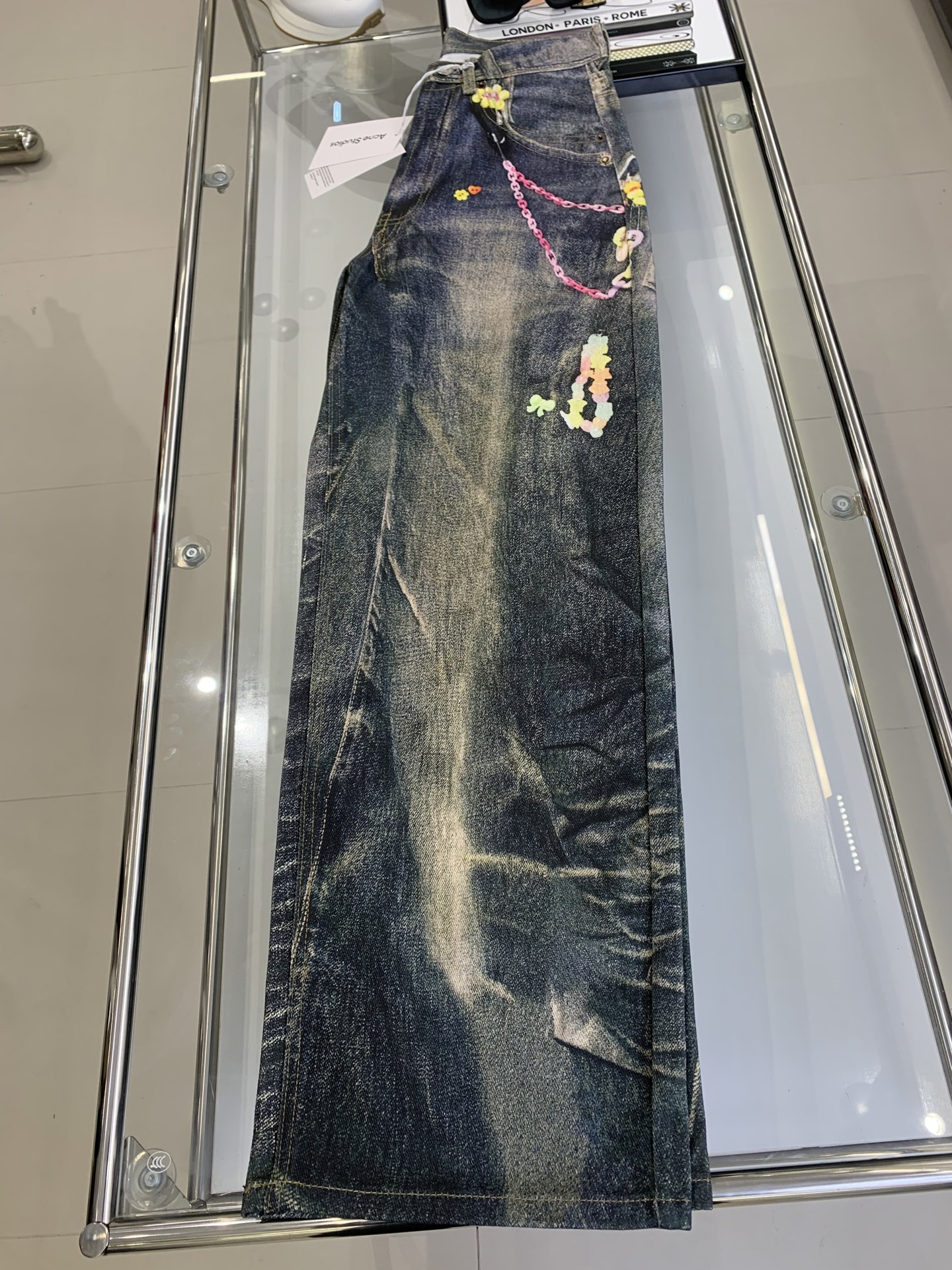 NO:326827,NEW [New Products are on the Shelves] 2025 early spring new Acne Studio*3D printed candy colored denim mid-trouser, AC yearly pants king, 1981M style upper body adaptability and control ability is absolutely easy, 3D printing illusion print, loose wide-leg style, front button and placket confinement, back LOGO micro-label patch, continues the gender-free neutral style, fashionable and practical at the same time, casual matching is full of personality, full of verticality, and super good style. After buying YB1 to 1 development, jeans have always been the darling of the fashion industry, and this wide-leg pants bring the perfect body proportion and infinite aura!  Wear it and you will instantly become the focus of street fashion!  One color 4 sizes Color oil color Size: 26 27 28 29,,acne studios,dior,jeans,alexander wang19860909NEW【新品上架】2025早春新款Acne Studio*3D打印糖果彩色牛仔中裤 ,AC年度裤王上身,1981M的版型上身适配驾驭能力绝对轻松,3D打印错觉印花,宽松阔腿款式,正面纽扣和门襟禁锢,背面LOGO微标贴片,延续无性别主义中性风格,时髦和实穿同时兼备,随意搭配都个性十足,垂直感满分,版型超好,购入YB1比1开发,牛仔裤一直是时尚界的宠儿,而这款阔腿裤更是带来了完媄的身材比例和无限的气场！穿上它,你将瞬间成为街头时尚的焦点！一色4码 颜色油彩 尺码: 26 27 28 29,,acne studios,dior,jeans,alexander wang,Women's clothing